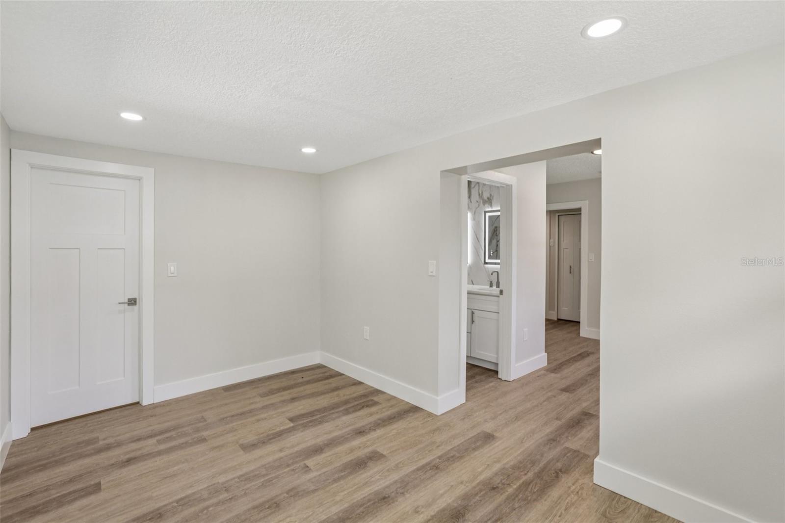 Image 33 of 43 For 957 Victor Drive