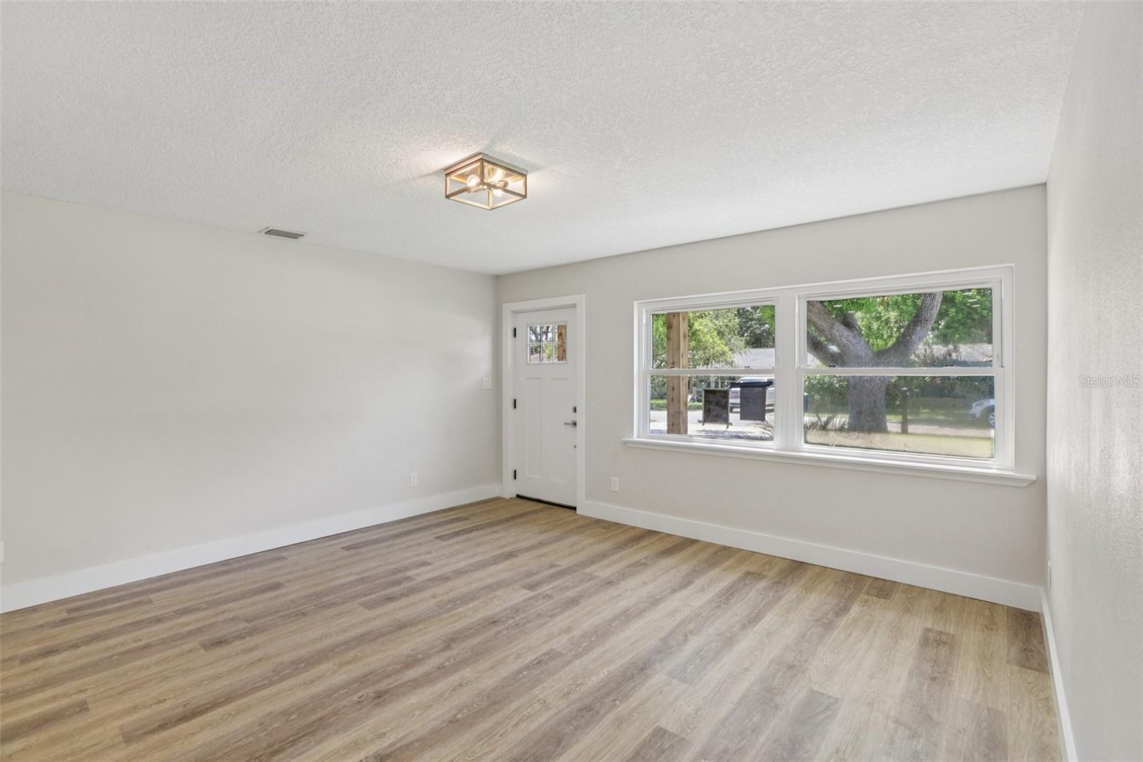 Image 5 of 43 For 957 Victor Drive