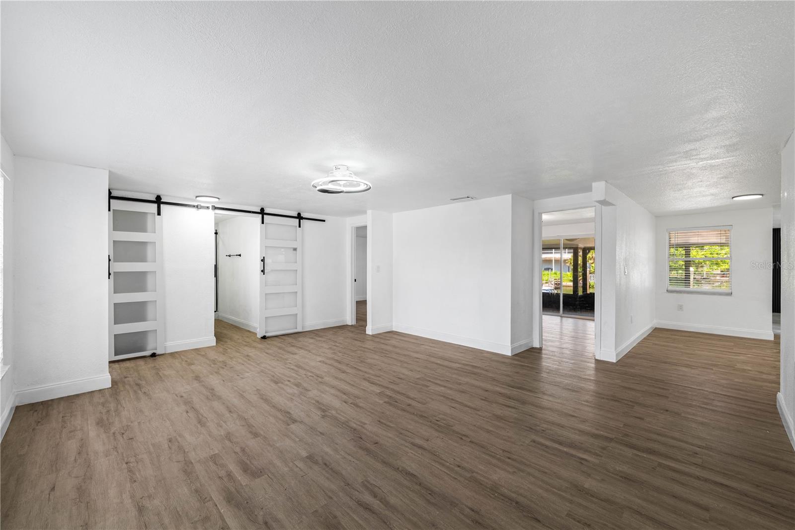 Image 11 of 52 For 13923 Helen Avenue