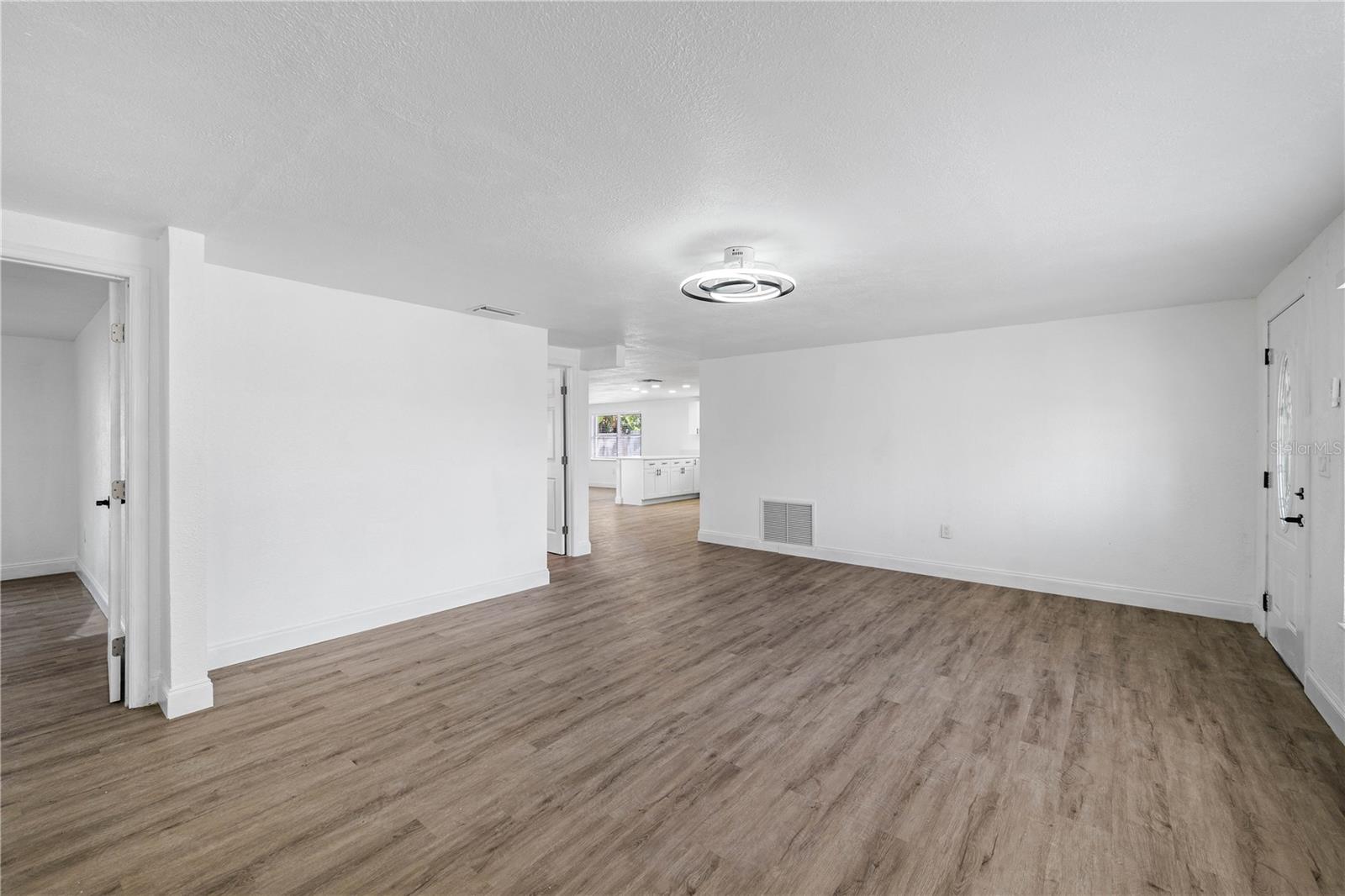 Image 12 of 52 For 13923 Helen Avenue