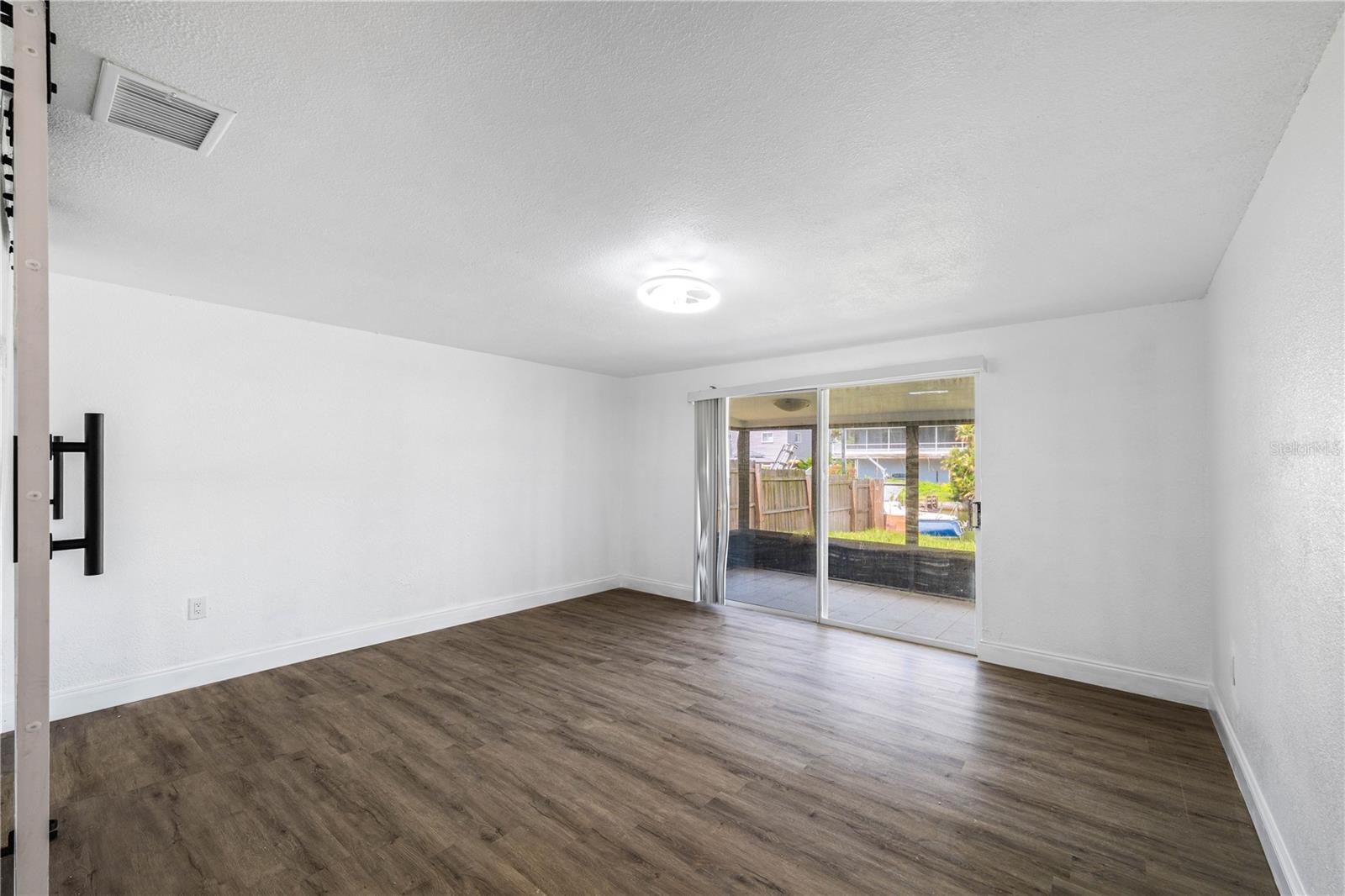 Image 21 of 52 For 13923 Helen Avenue