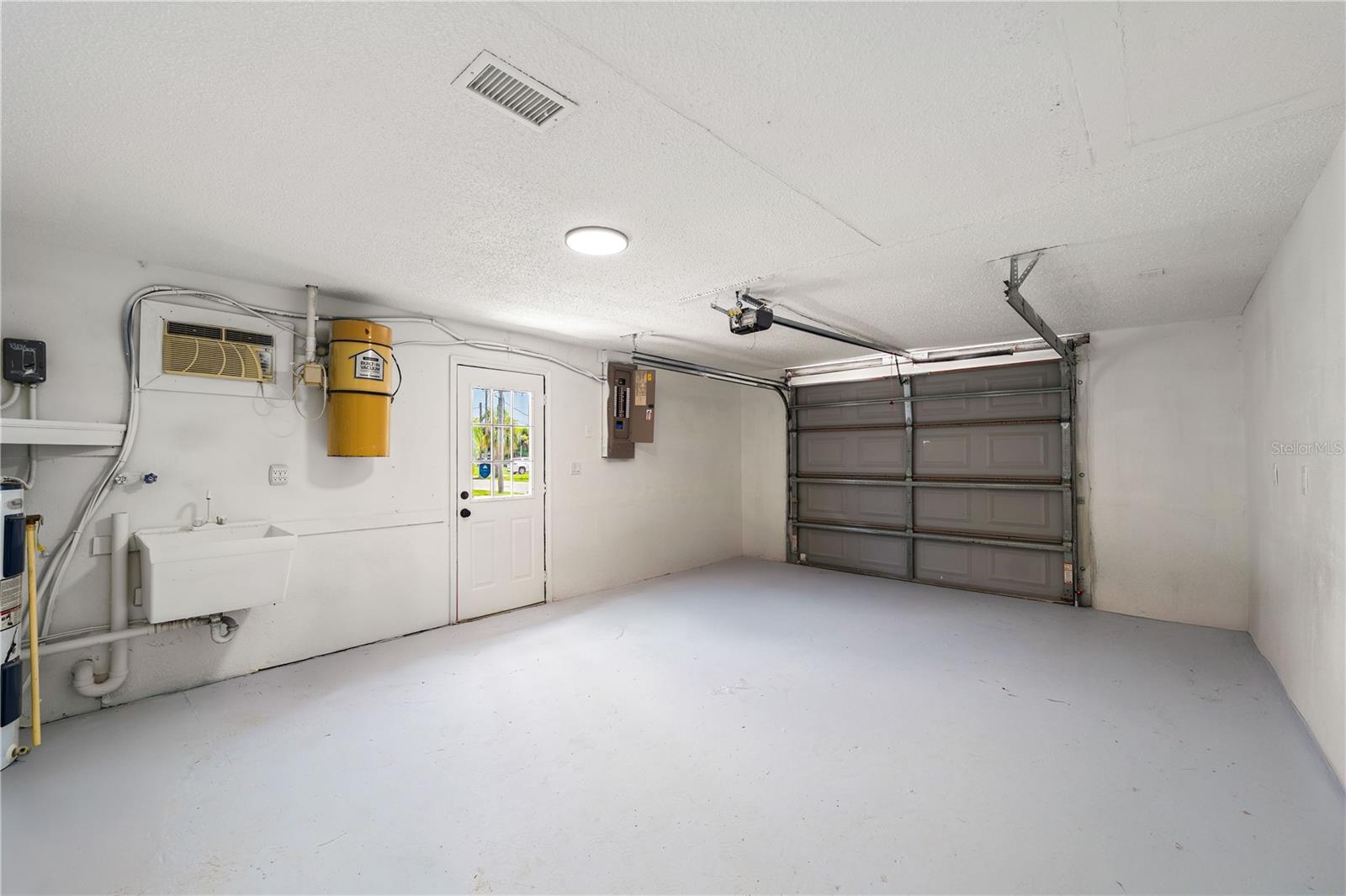 Image 31 of 52 For 13923 Helen Avenue