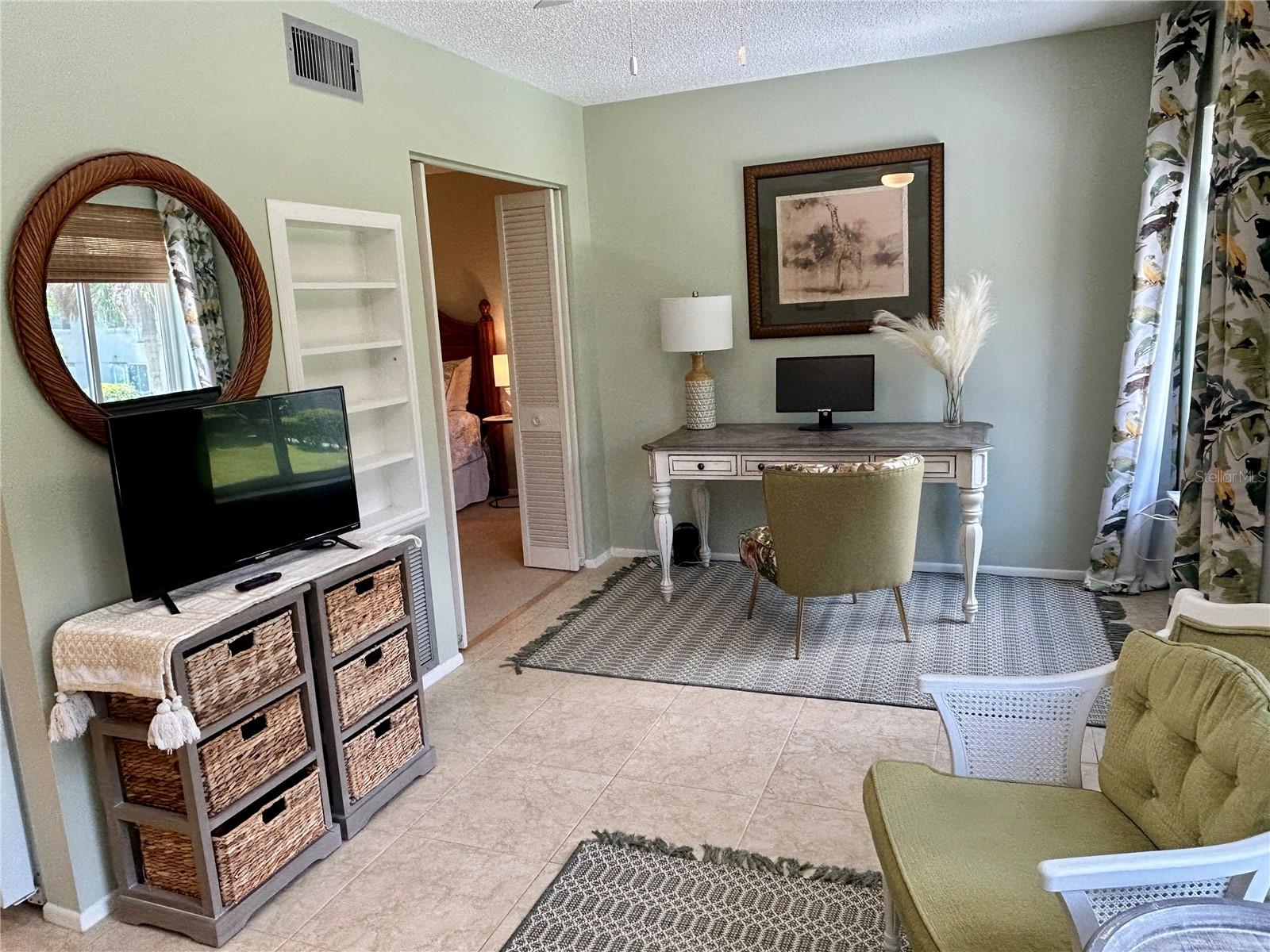 Listing photo id 13 for 2461 Rhodesian Drive 45