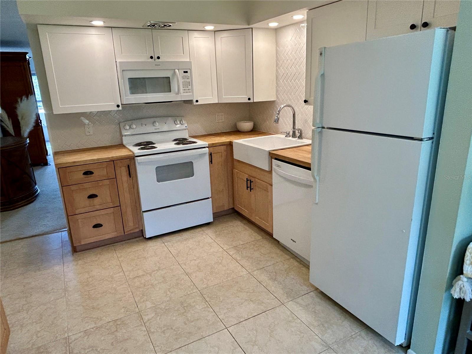 Listing photo id 14 for 2461 Rhodesian Drive 45