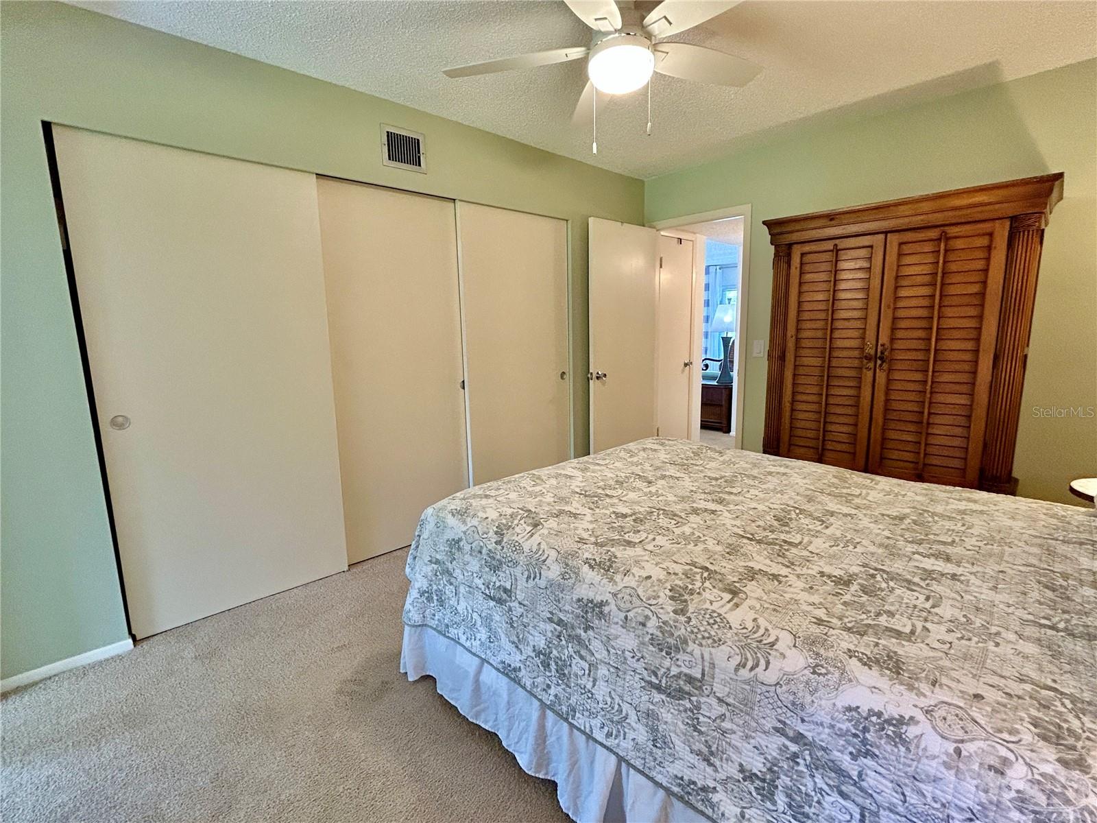 Listing photo id 18 for 2461 Rhodesian Drive 45