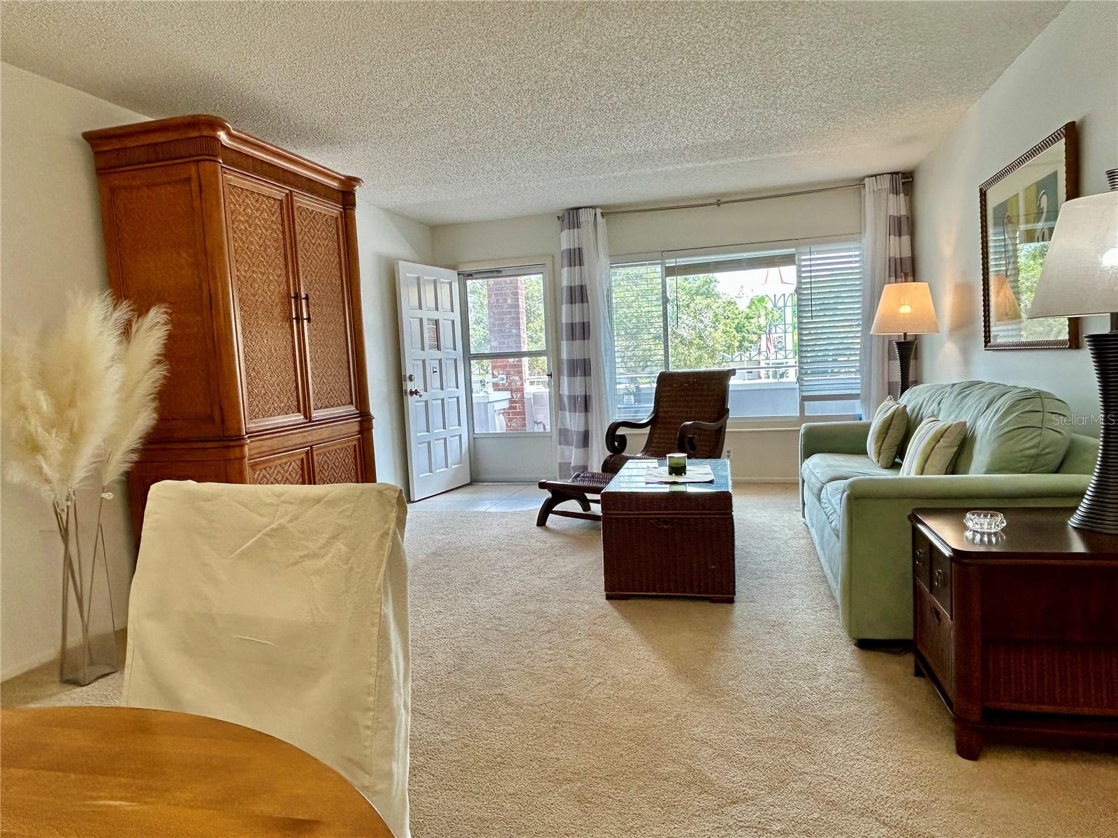 Listing photo id 5 for 2461 Rhodesian Drive 45