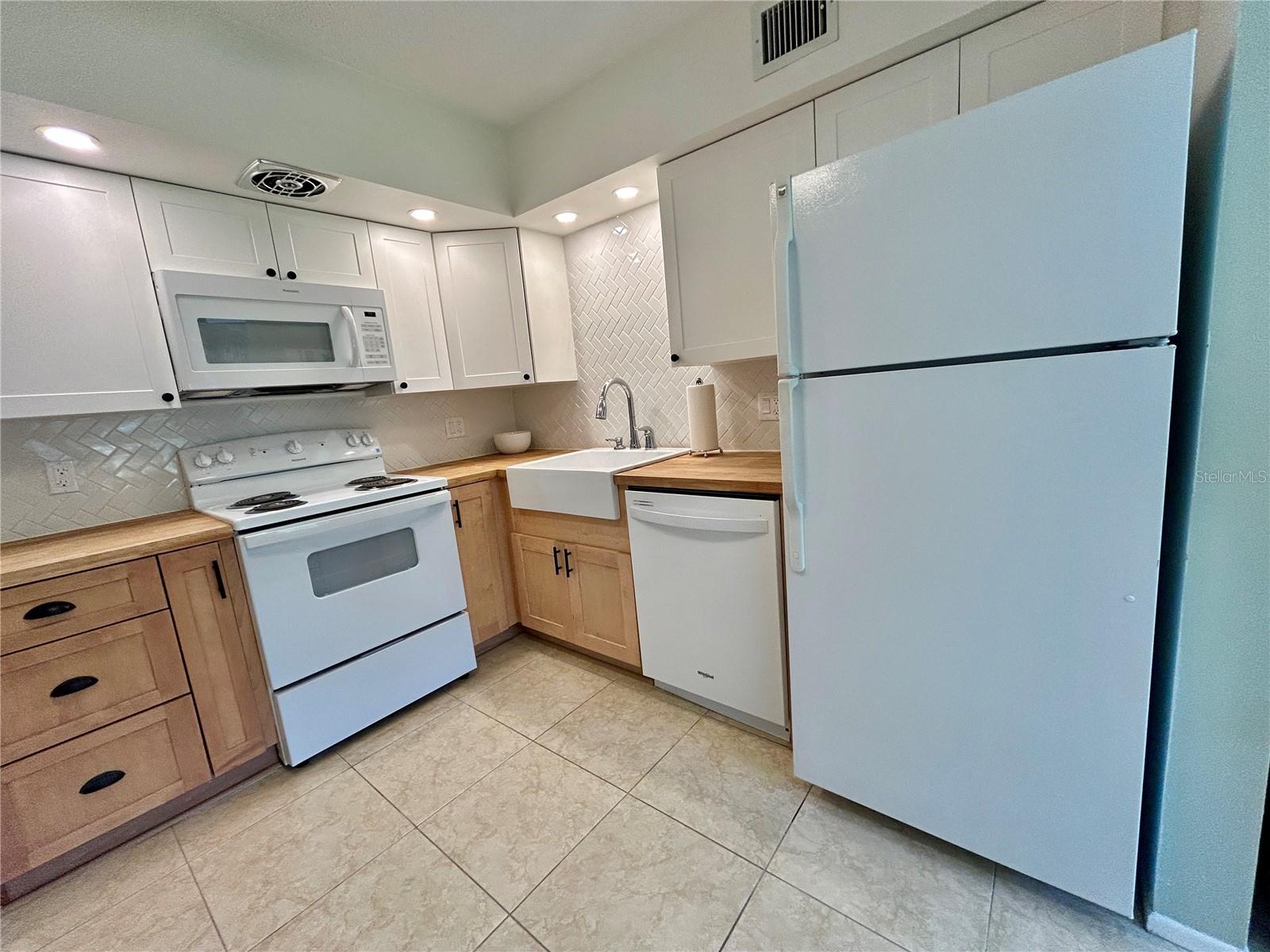 Listing photo id 7 for 2461 Rhodesian Drive 45