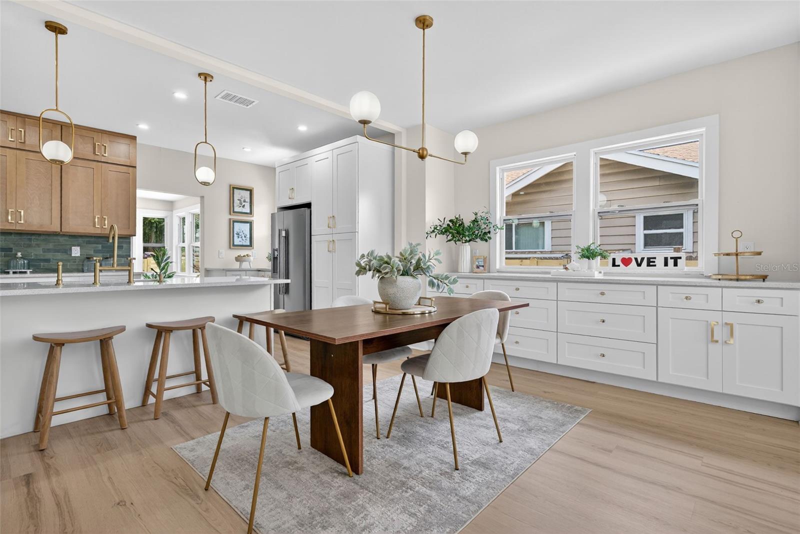 Listing photo id 14 for 3053 2nd Avenue N