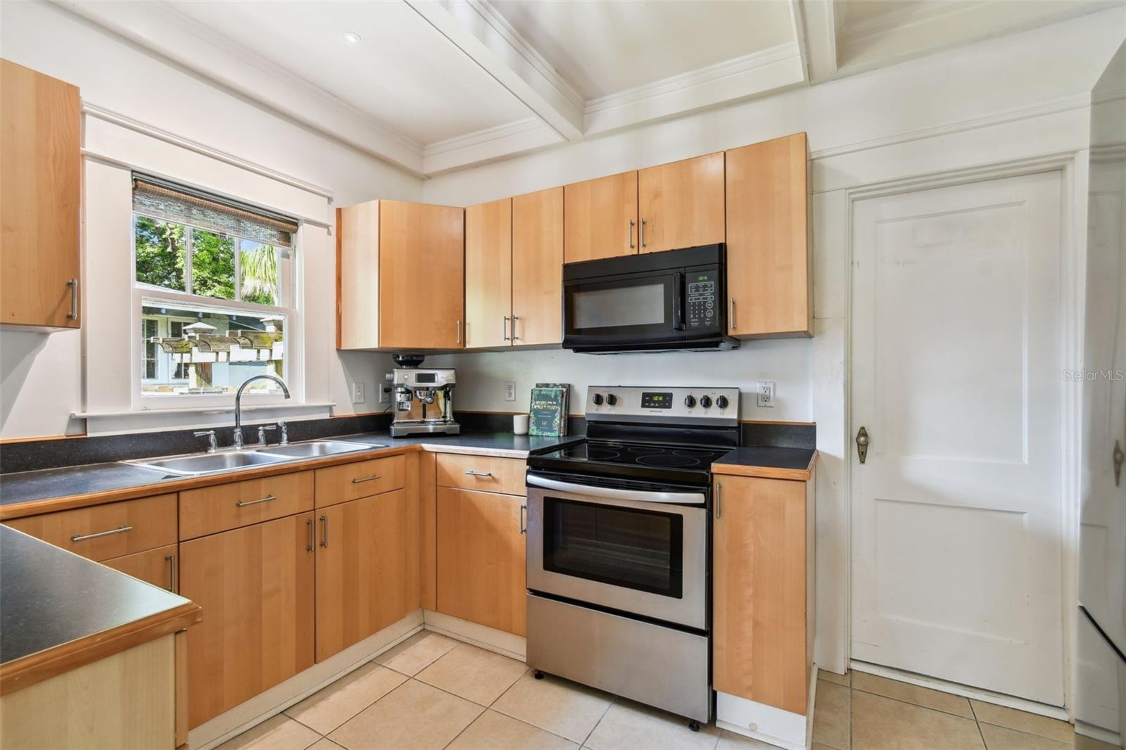 Listing photo id 15 for 6008 Branch Avenue
