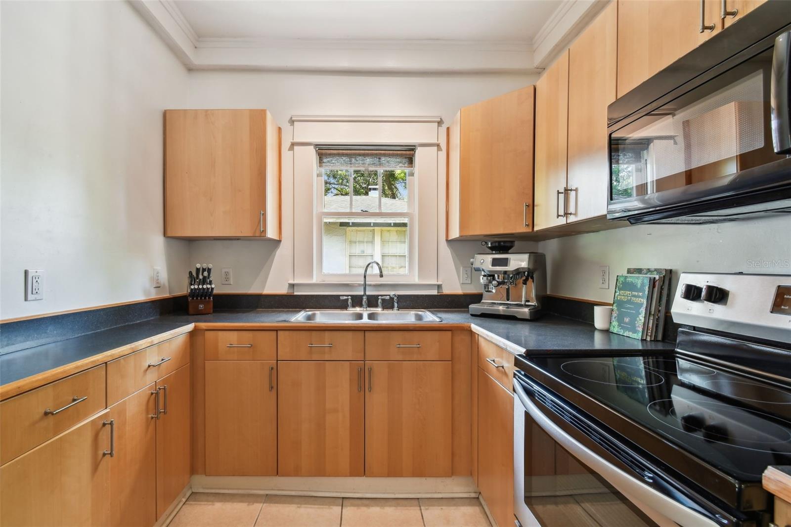 Listing photo id 16 for 6008 Branch Avenue