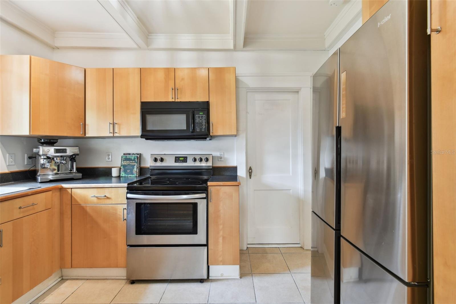 Listing photo id 17 for 6008 Branch Avenue