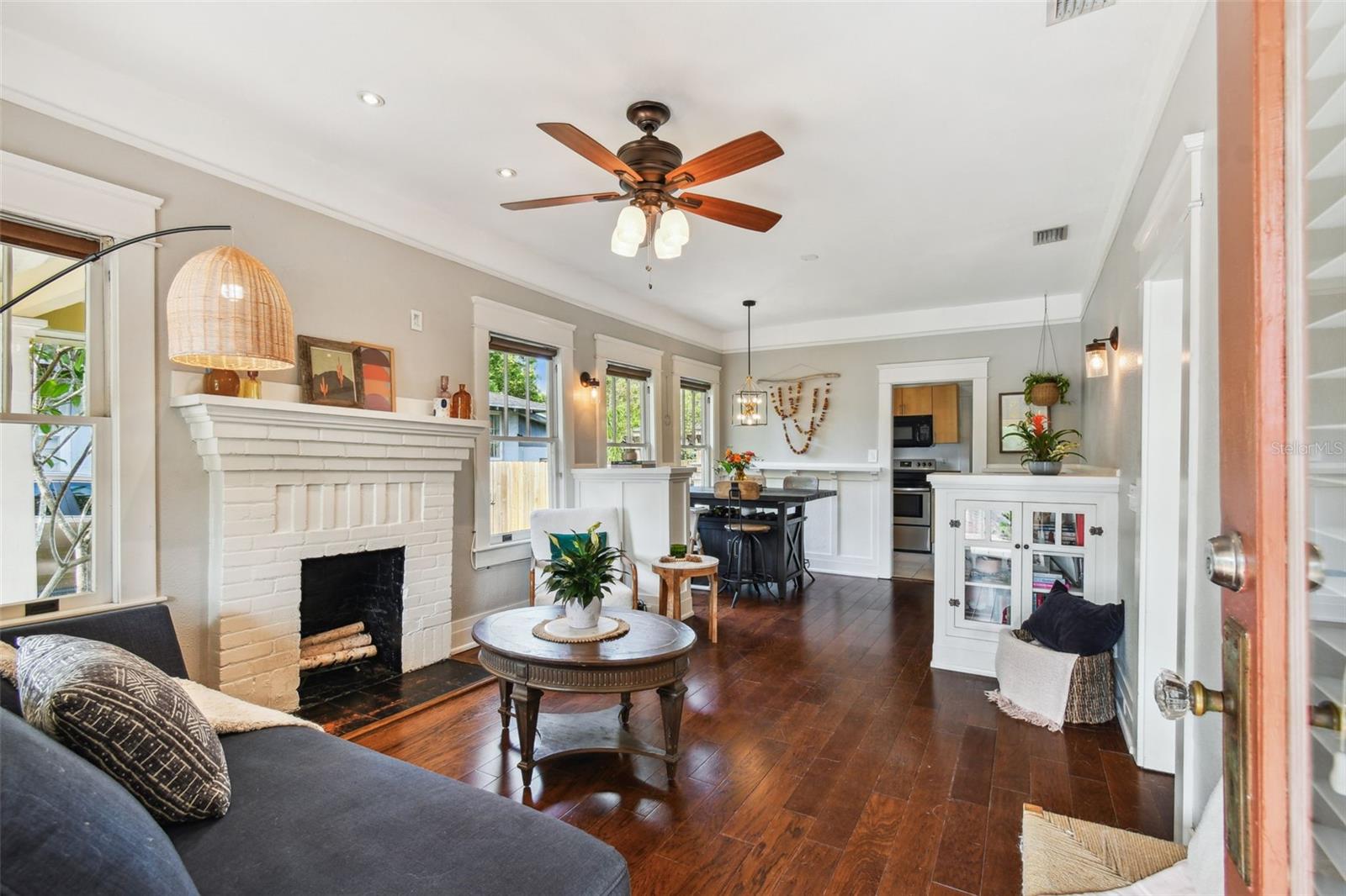 Listing photo id 0 for 6008 Branch Avenue