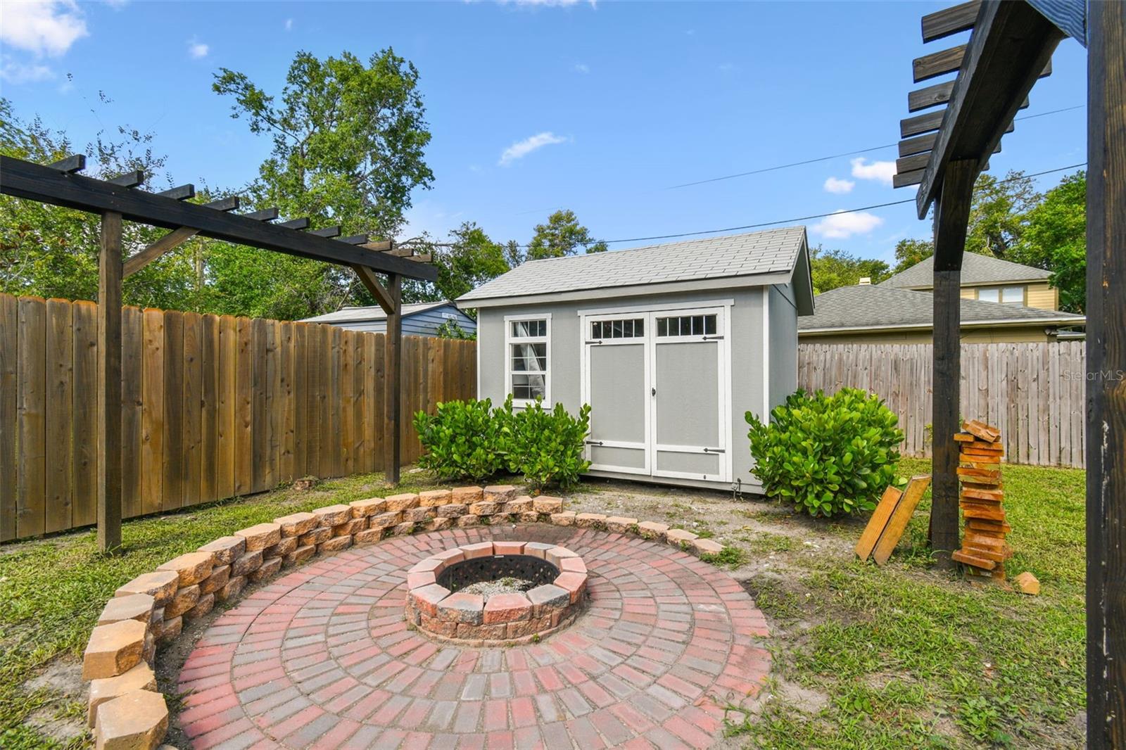 Listing photo id 24 for 6008 Branch Avenue