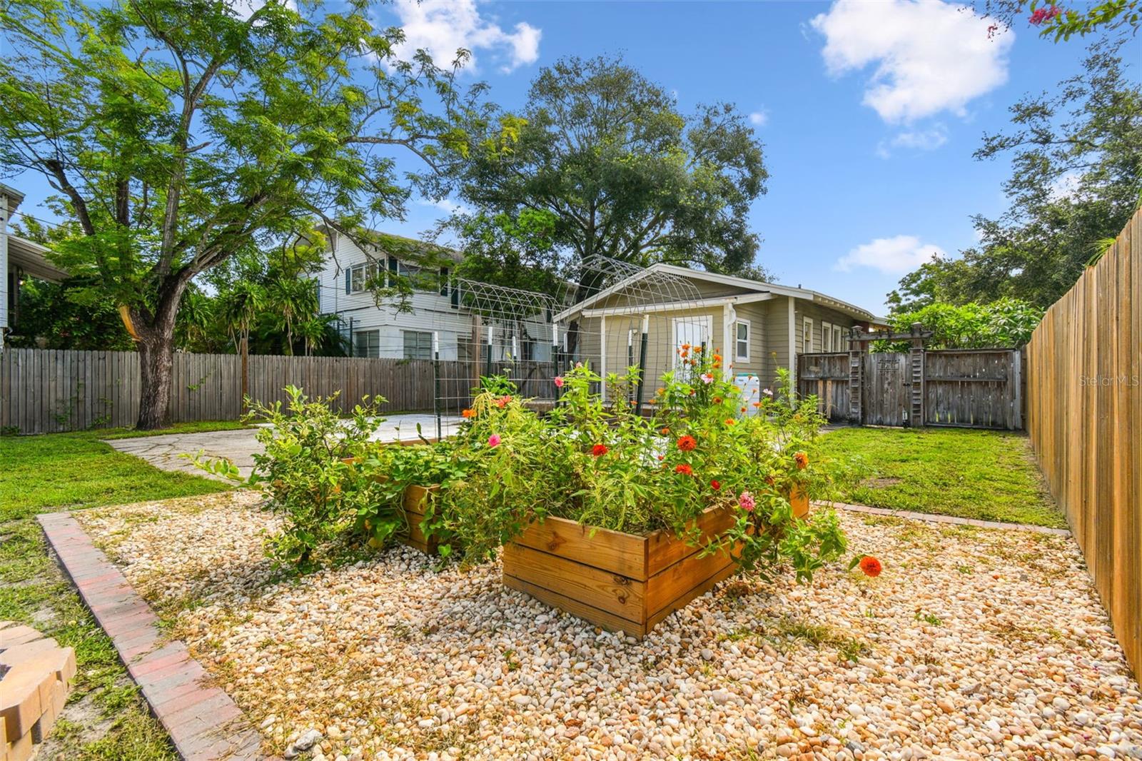 Listing photo id 25 for 6008 Branch Avenue