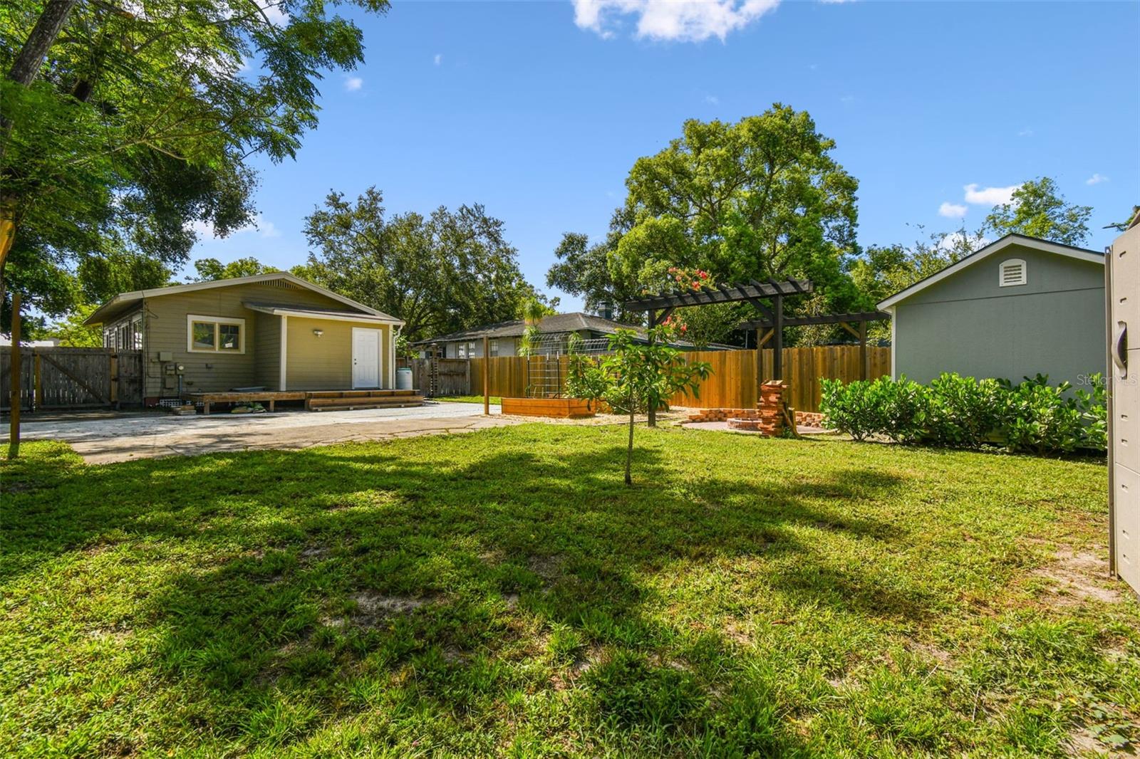 Listing photo id 1 for 6008 Branch Avenue
