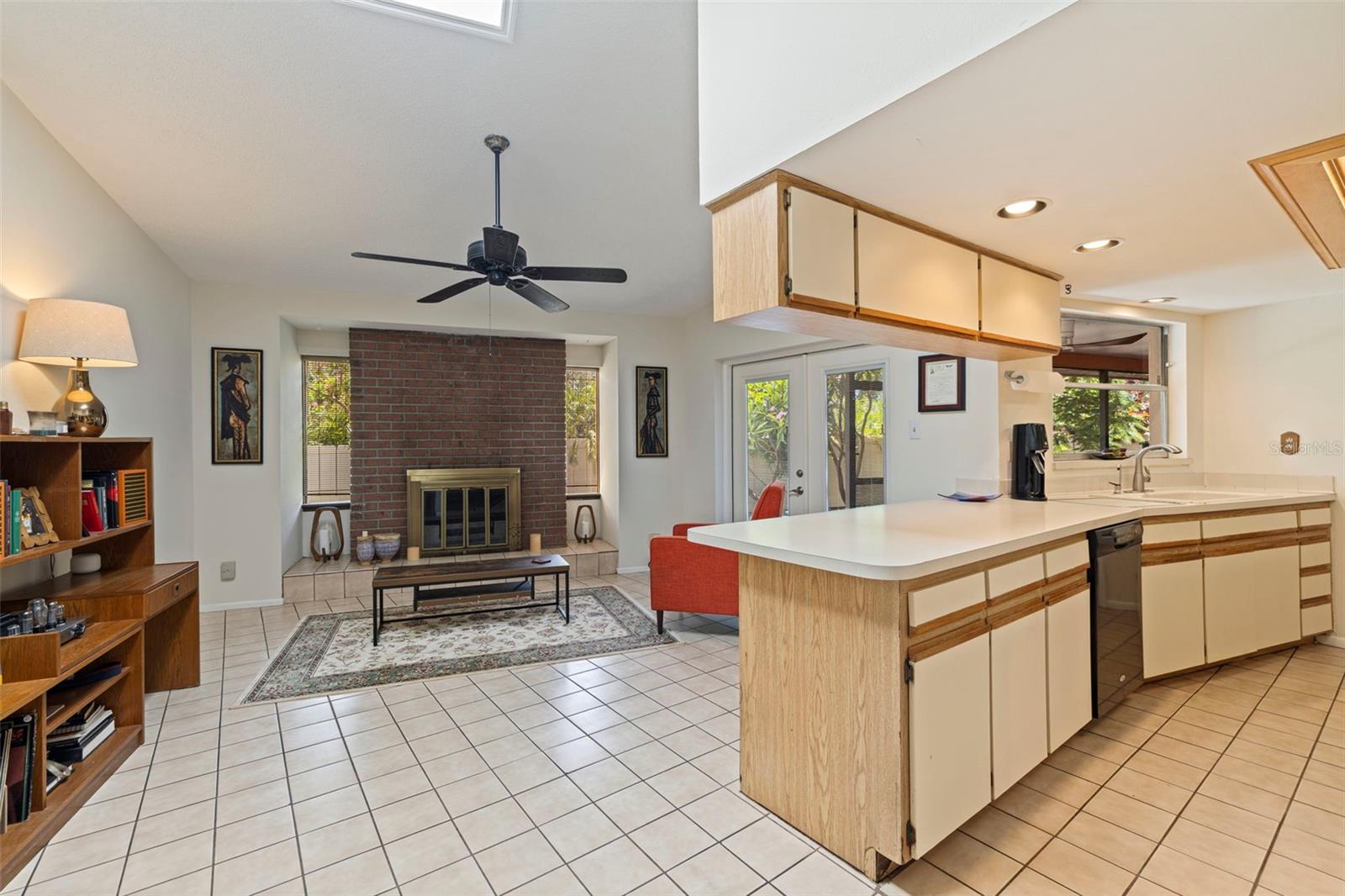 Listing photo id 9 for 1942 Pinellas Point Drive S