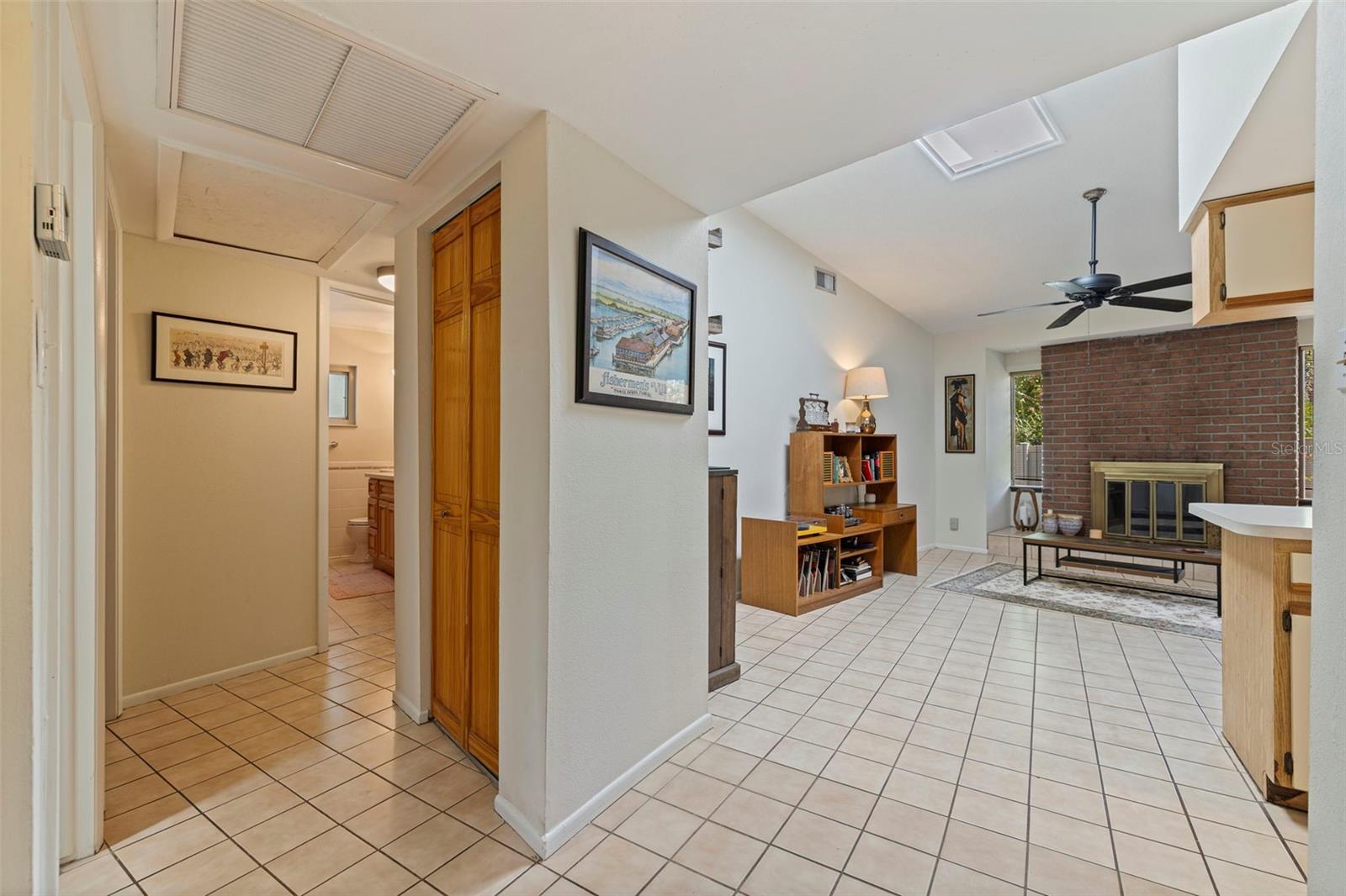 Listing photo id 17 for 1942 Pinellas Point Drive S
