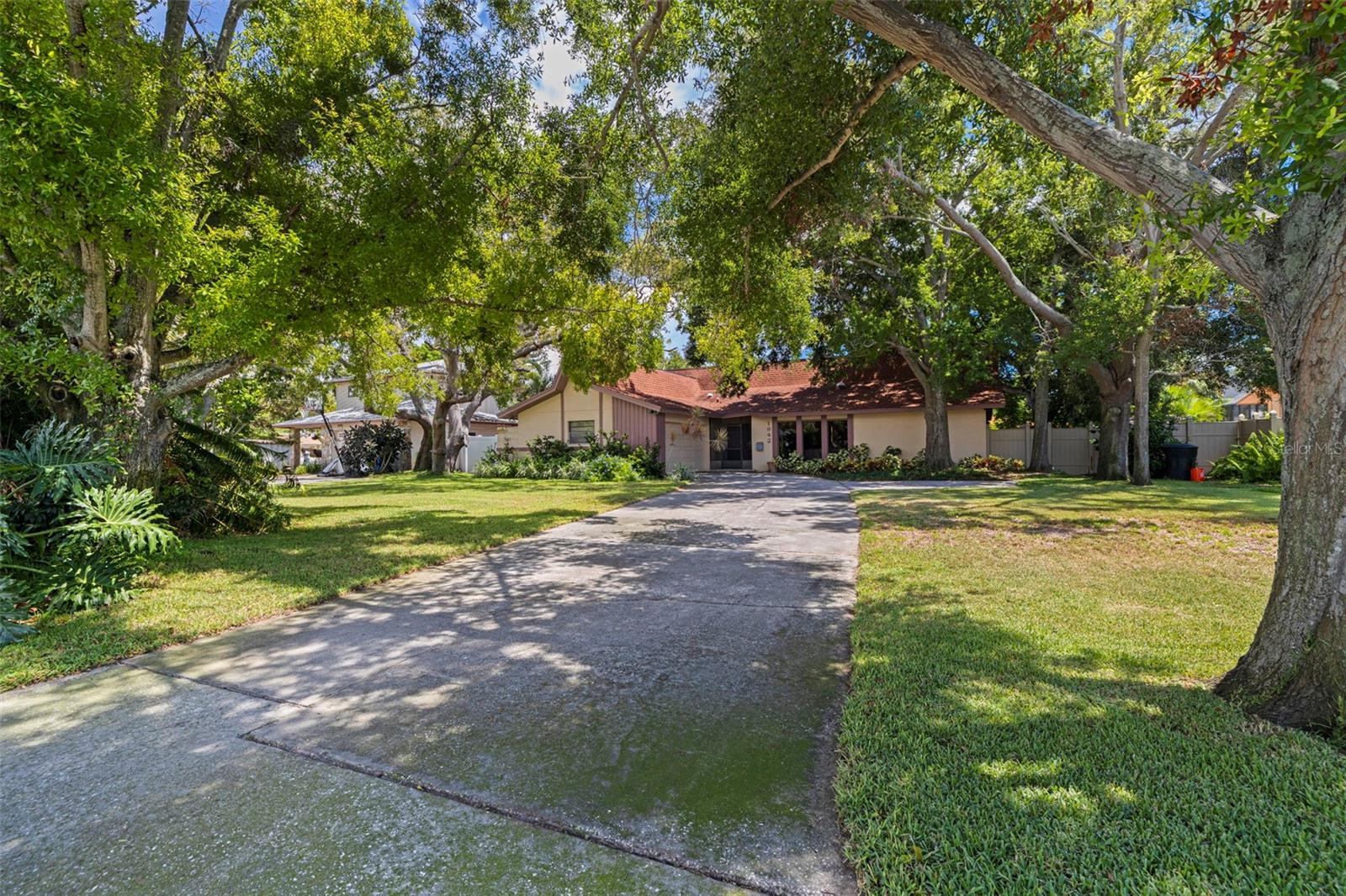 Listing photo id 41 for 1942 Pinellas Point Drive S