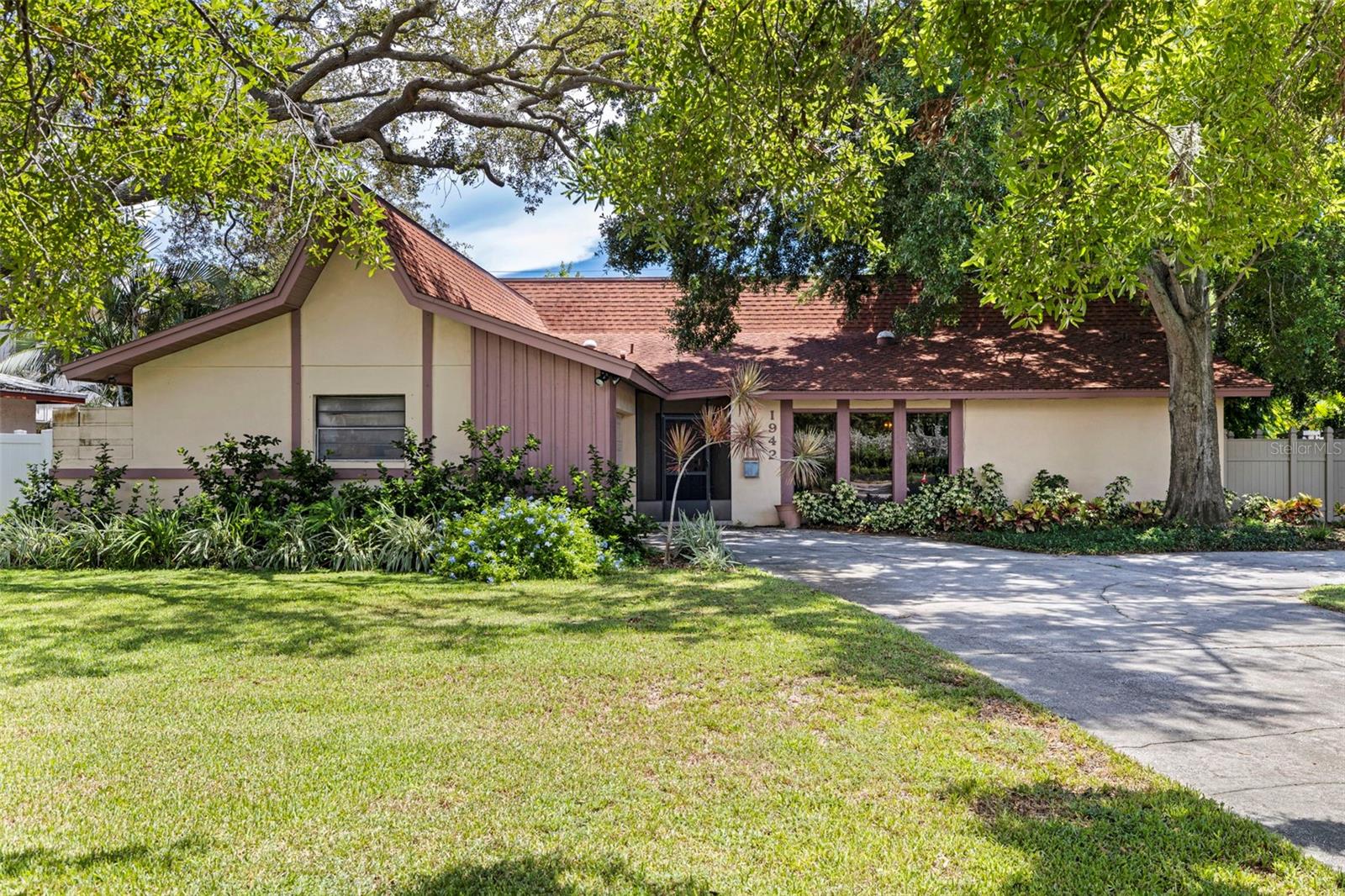 Listing photo id 42 for 1942 Pinellas Point Drive S