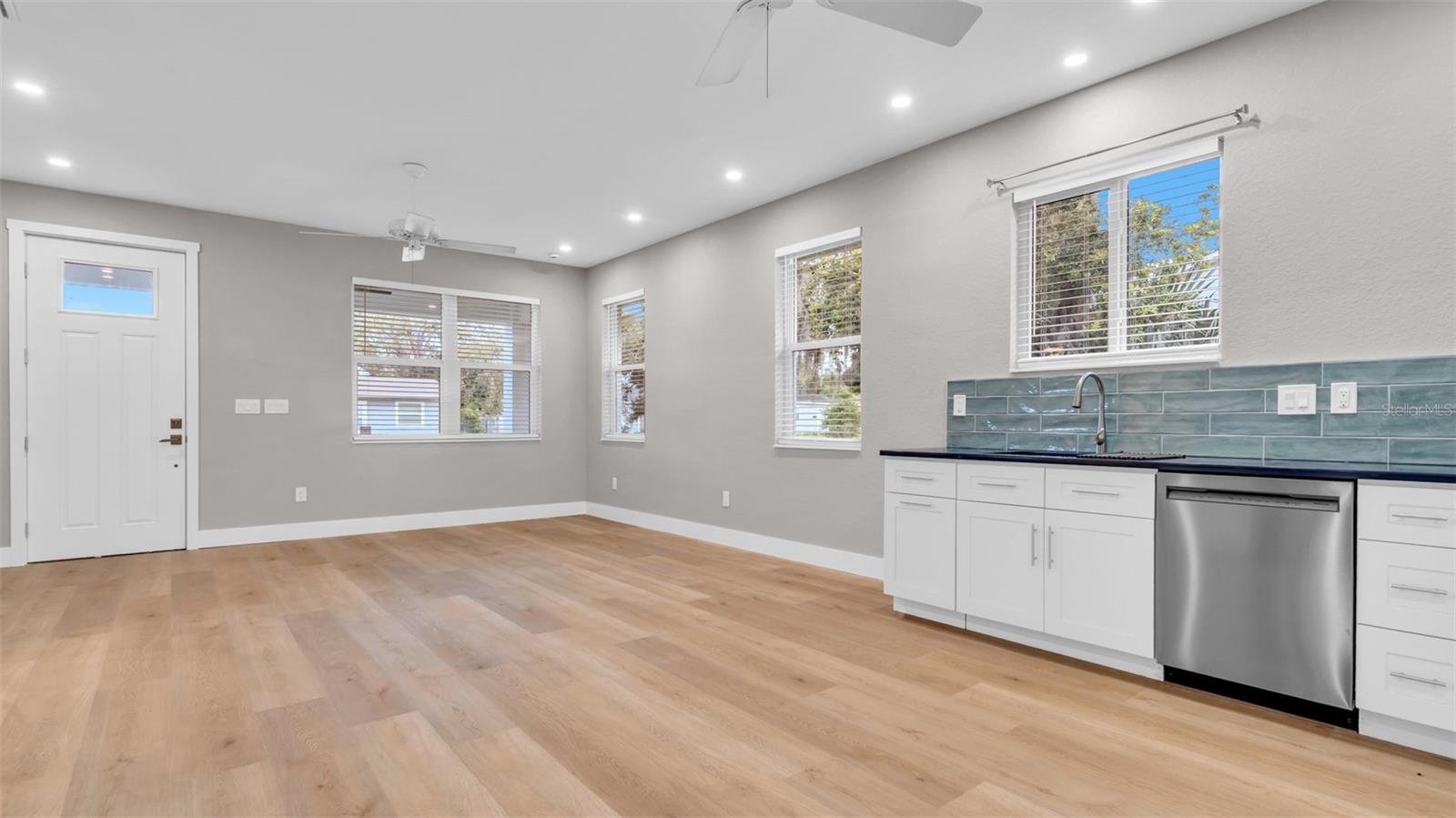 Image 7 of 32 For 4927 5th Avenue S