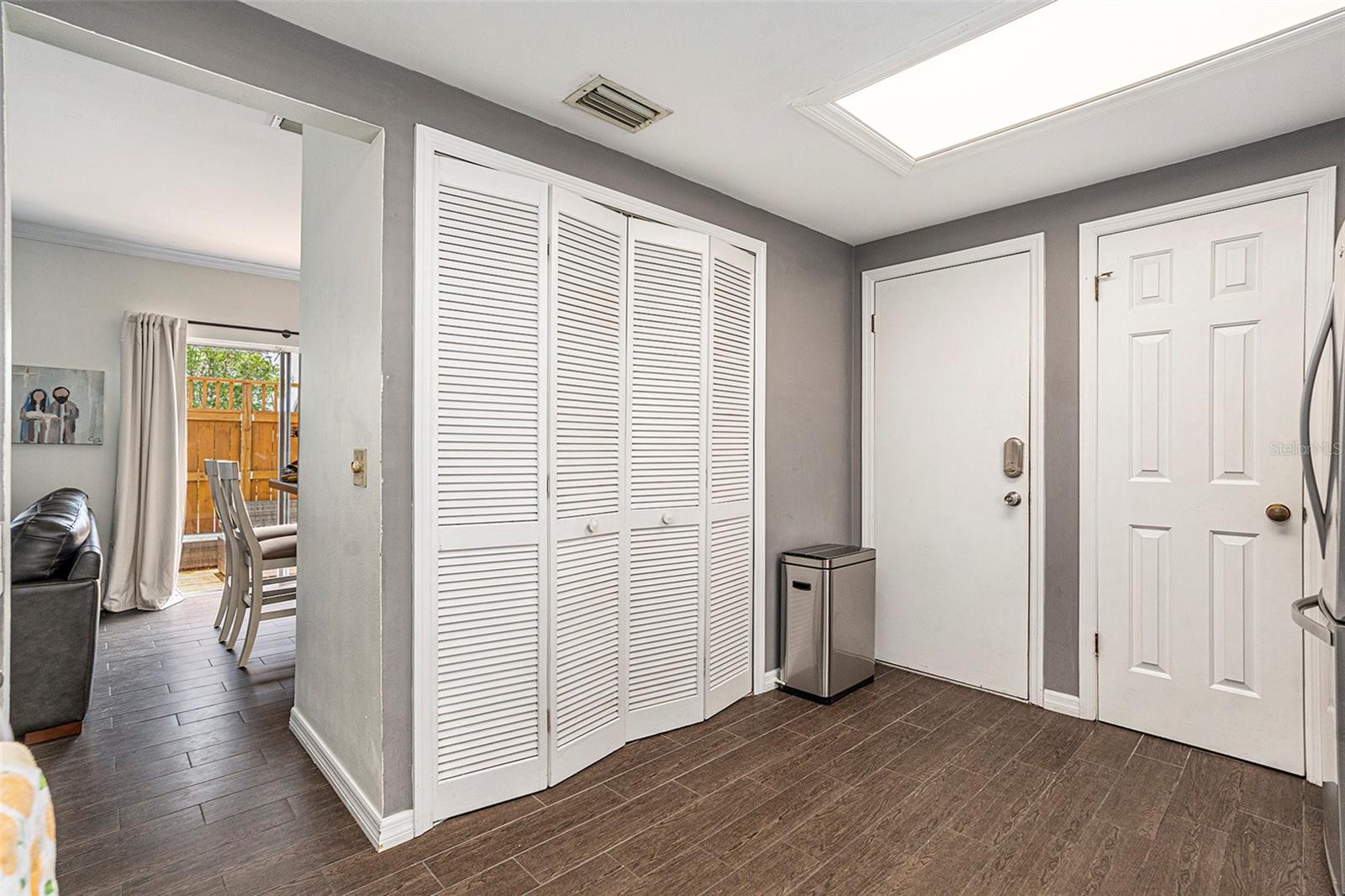 Listing photo id 10 for 307 Bungalow Park Avenue B