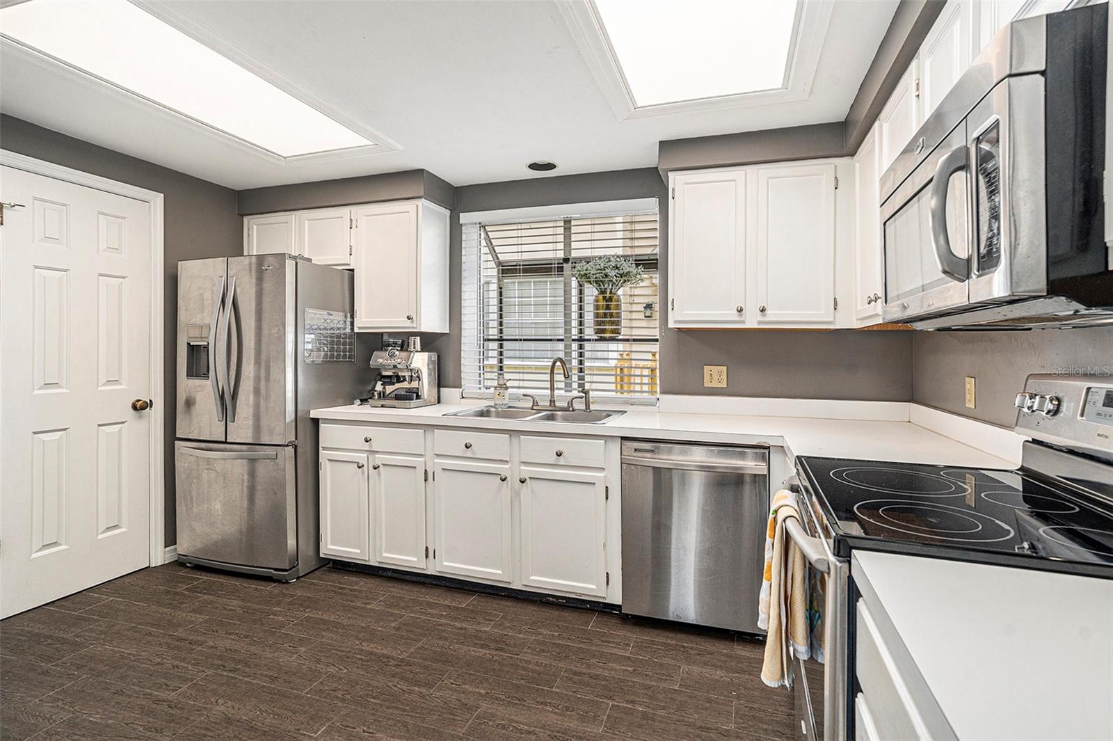 Listing photo id 13 for 307 Bungalow Park Avenue B