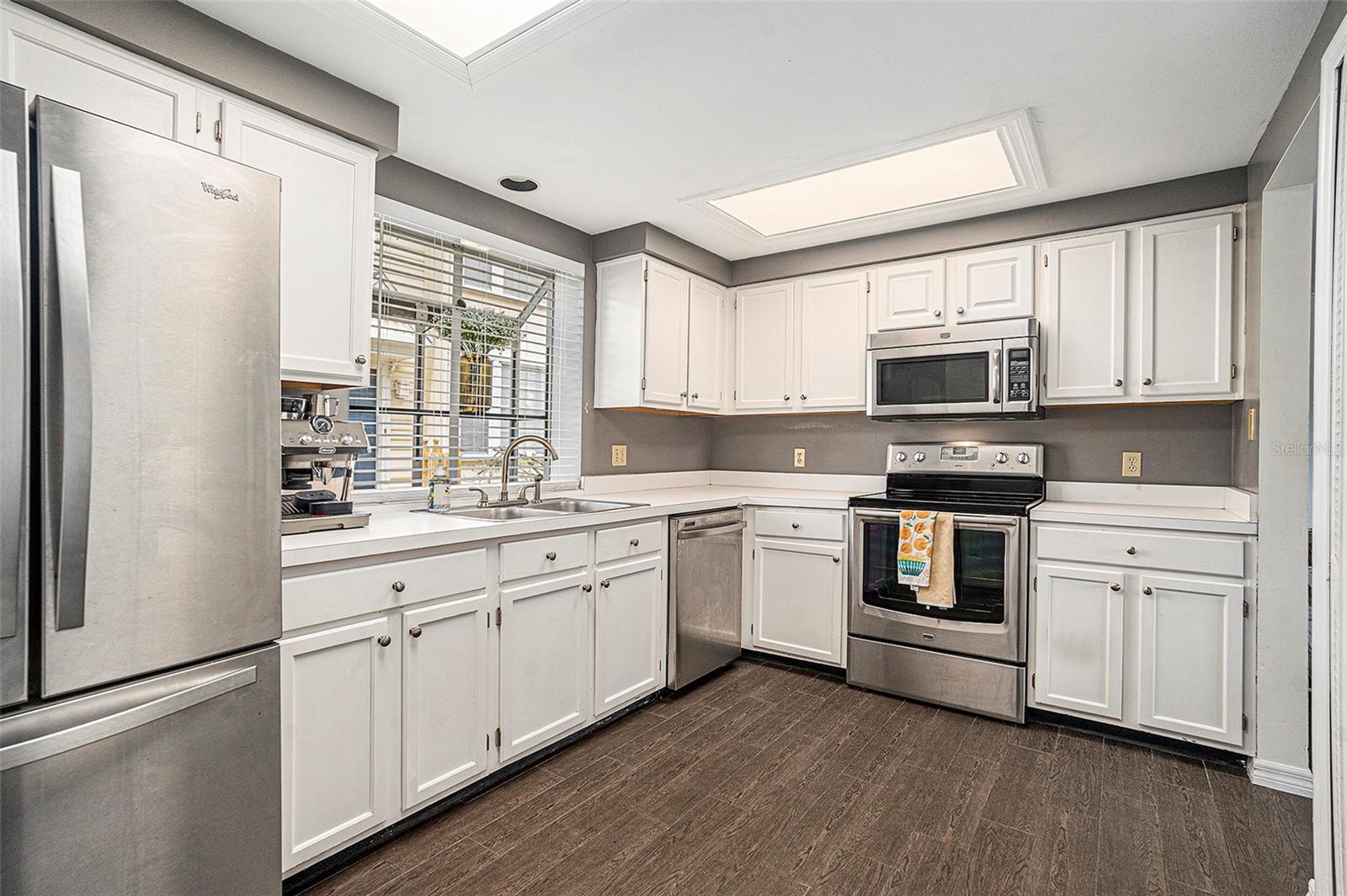 Listing photo id 14 for 307 Bungalow Park Avenue B