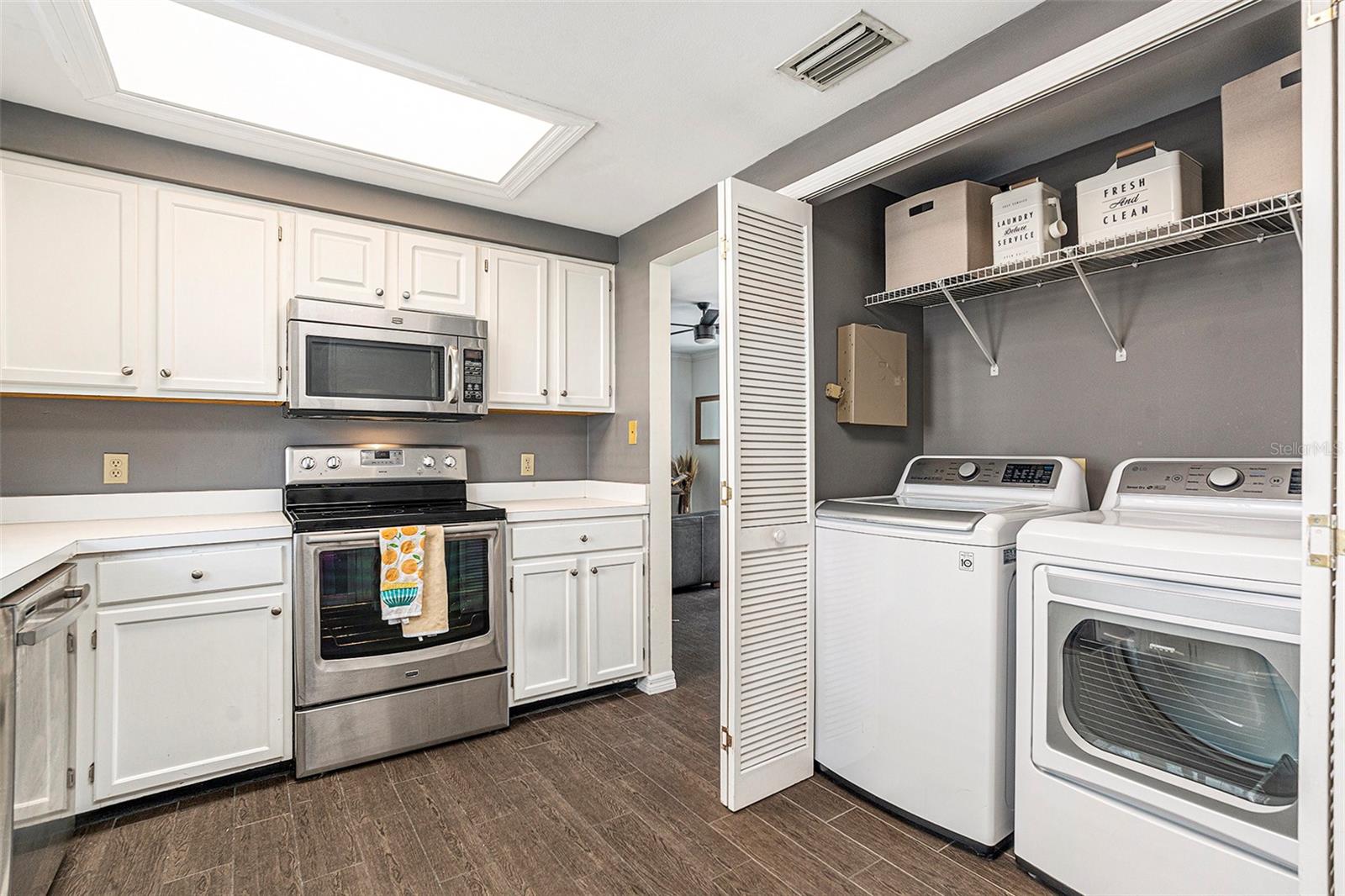 Listing photo id 15 for 307 Bungalow Park Avenue B