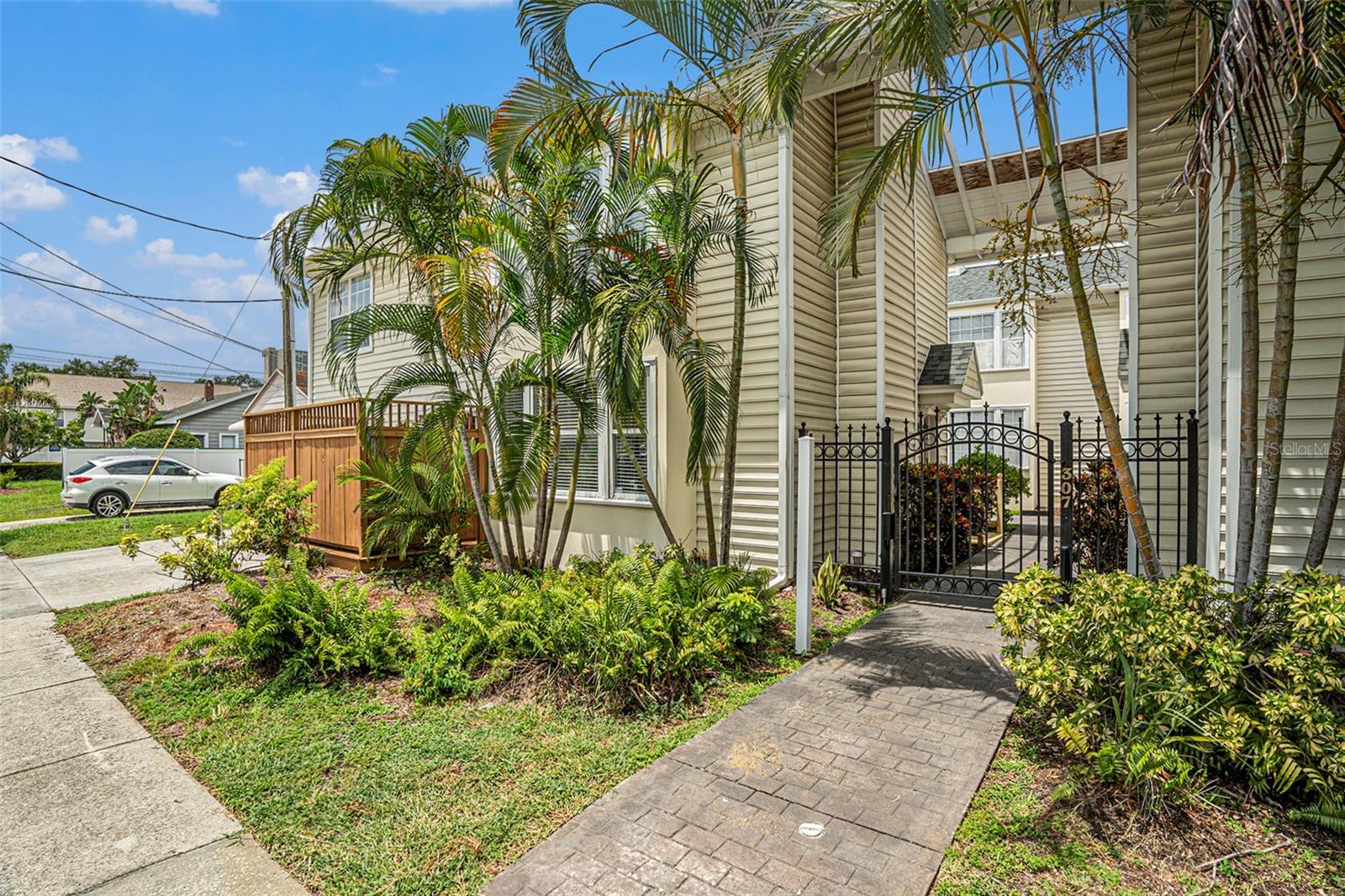 Listing photo id 0 for 307 Bungalow Park Avenue B