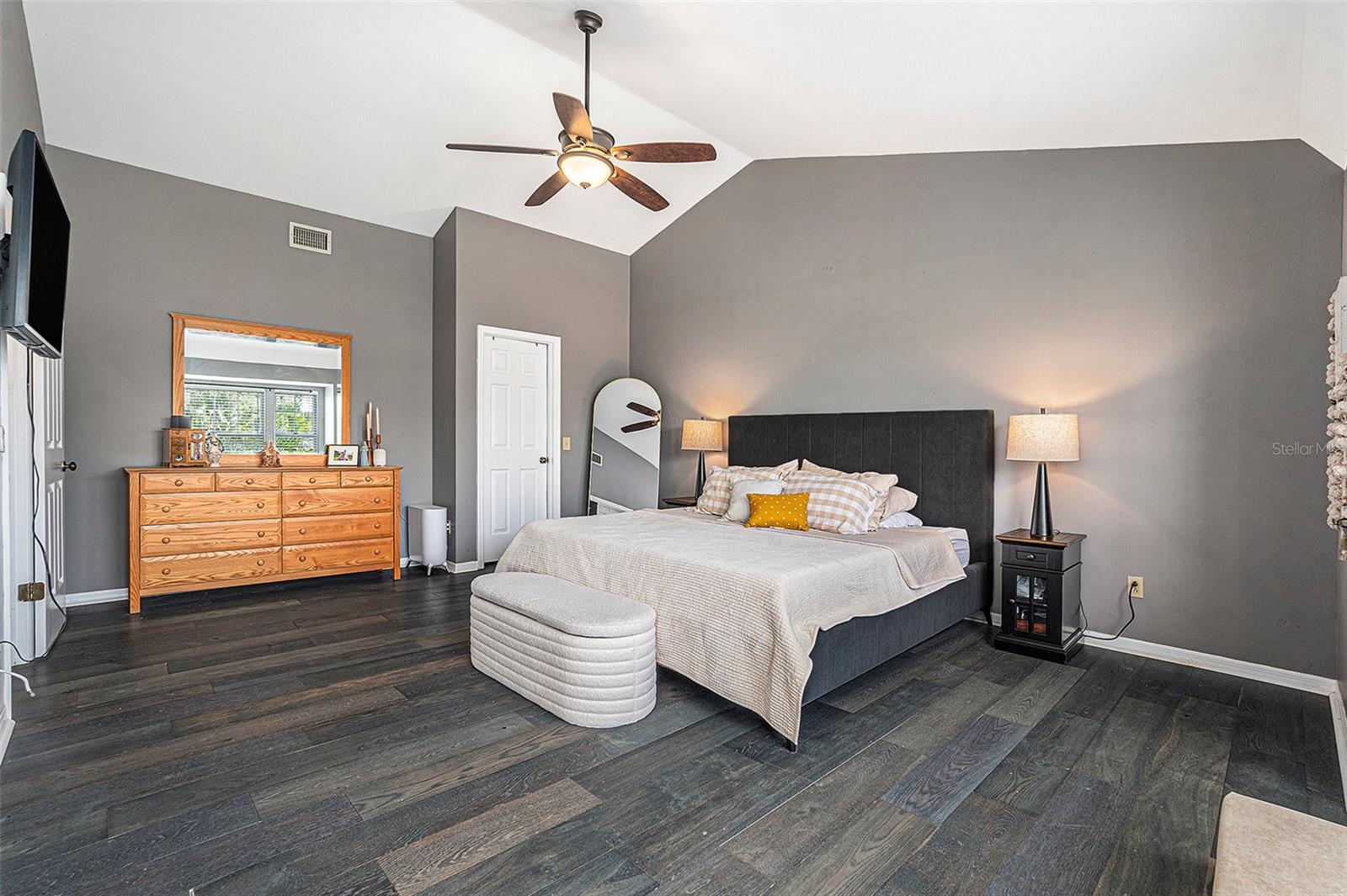Listing photo id 18 for 307 Bungalow Park Avenue B