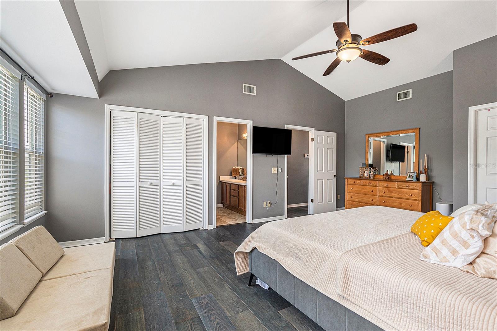 Listing photo id 19 for 307 Bungalow Park Avenue B