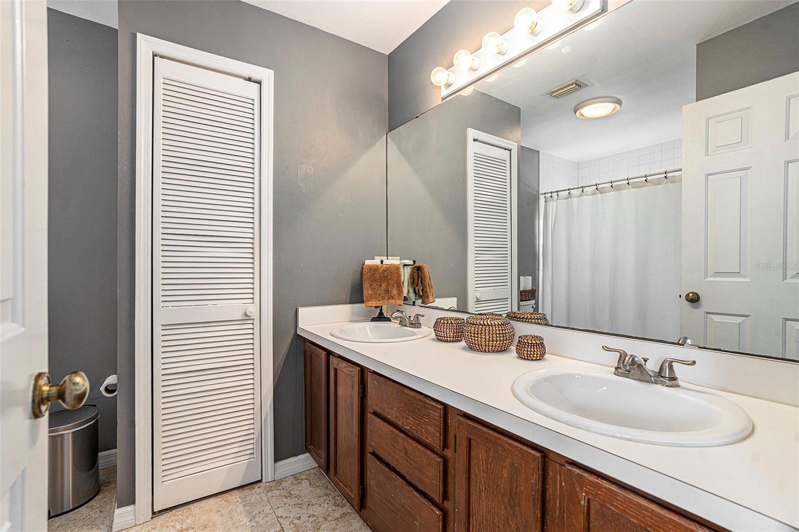 Listing photo id 20 for 307 Bungalow Park Avenue B