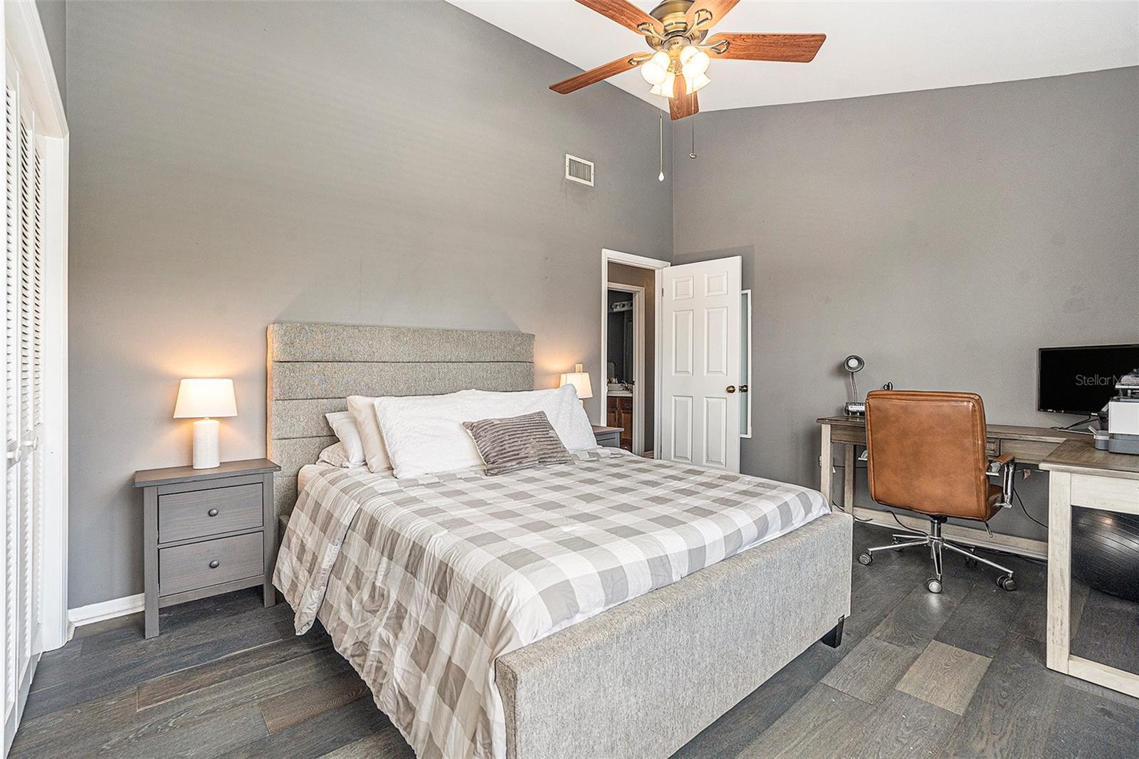 Listing photo id 23 for 307 Bungalow Park Avenue B