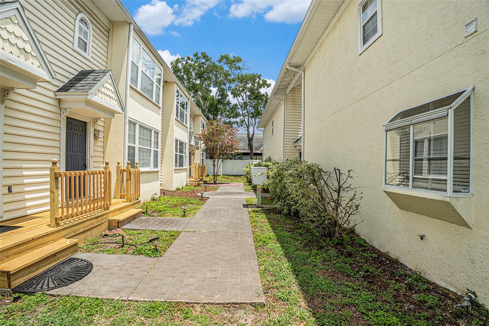 Listing photo id 1 for 307 Bungalow Park Avenue B