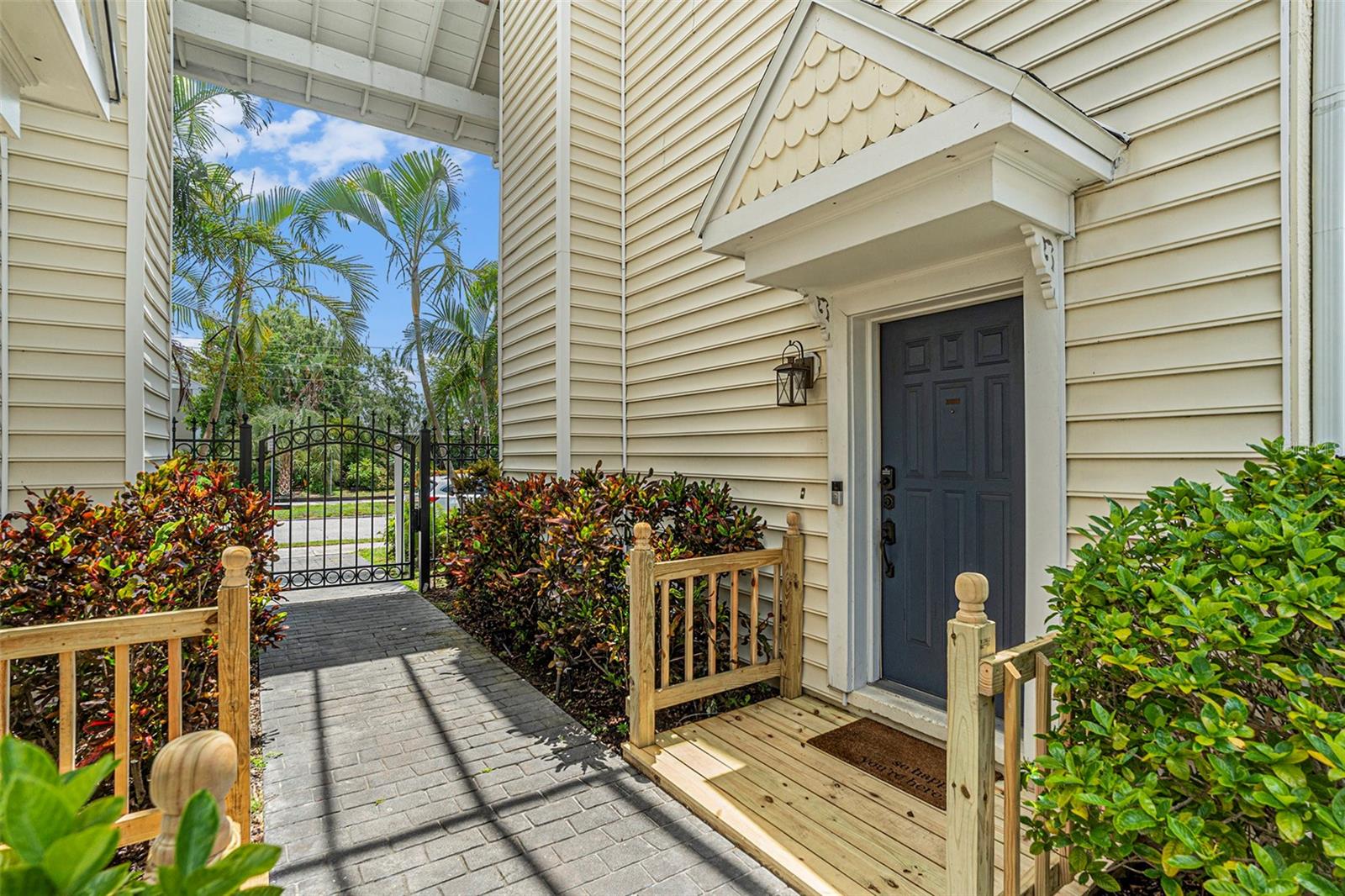 Listing photo id 2 for 307 Bungalow Park Avenue B