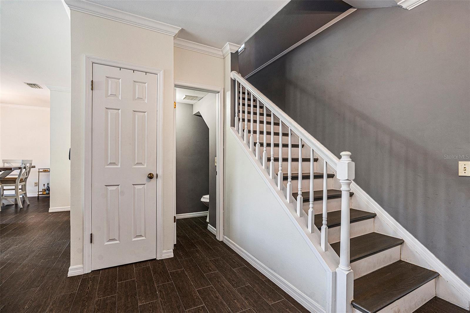 Listing photo id 3 for 307 Bungalow Park Avenue B