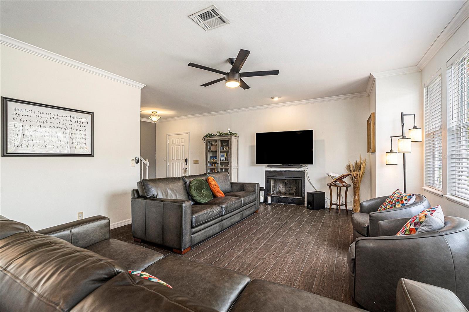 Listing photo id 7 for 307 Bungalow Park Avenue B