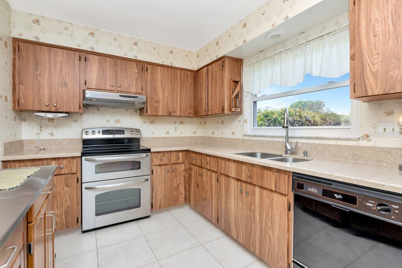 Image 2 of 39 For 1704 Caledonia Court