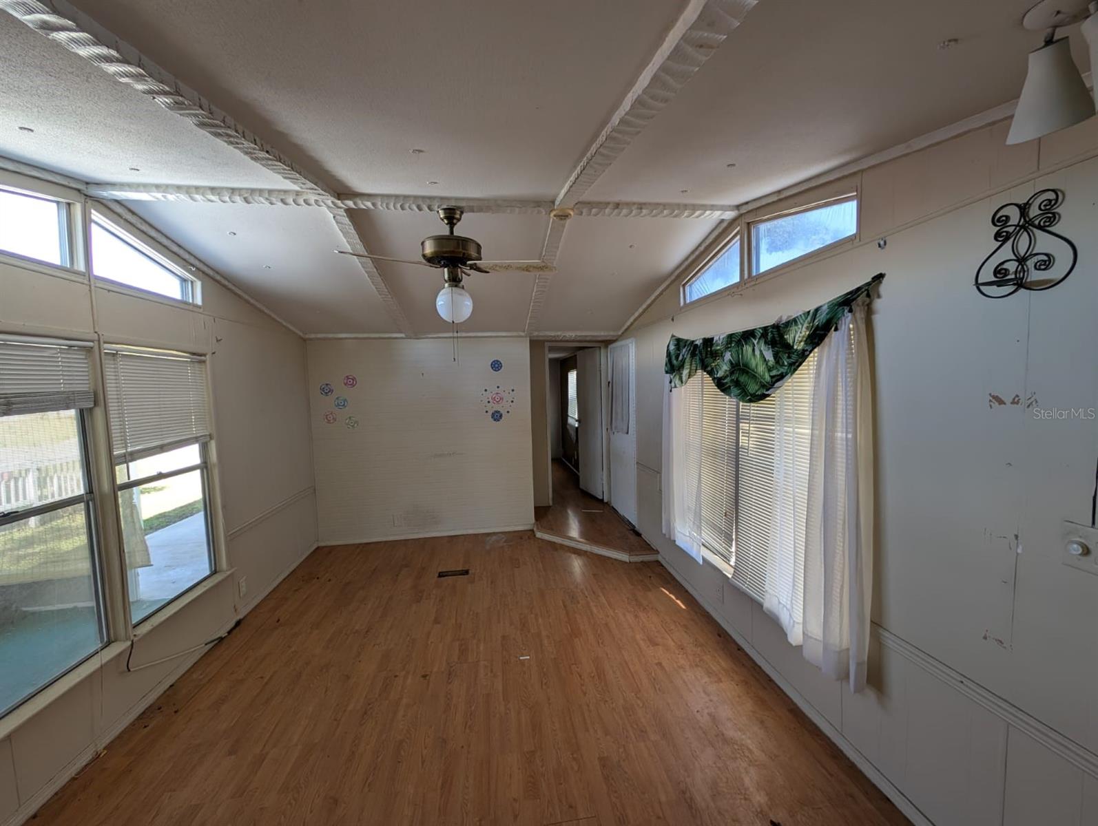Listing photo id 12 for 39611 Gloryland Drive