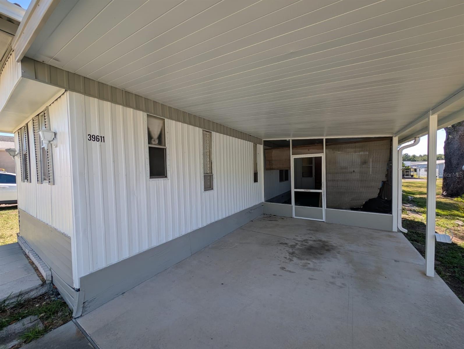 Listing photo id 3 for 39611 Gloryland Drive