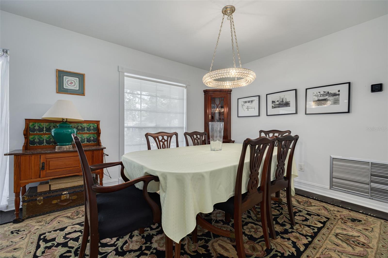 Listing photo id 10 for 8024 Hiawatha Street