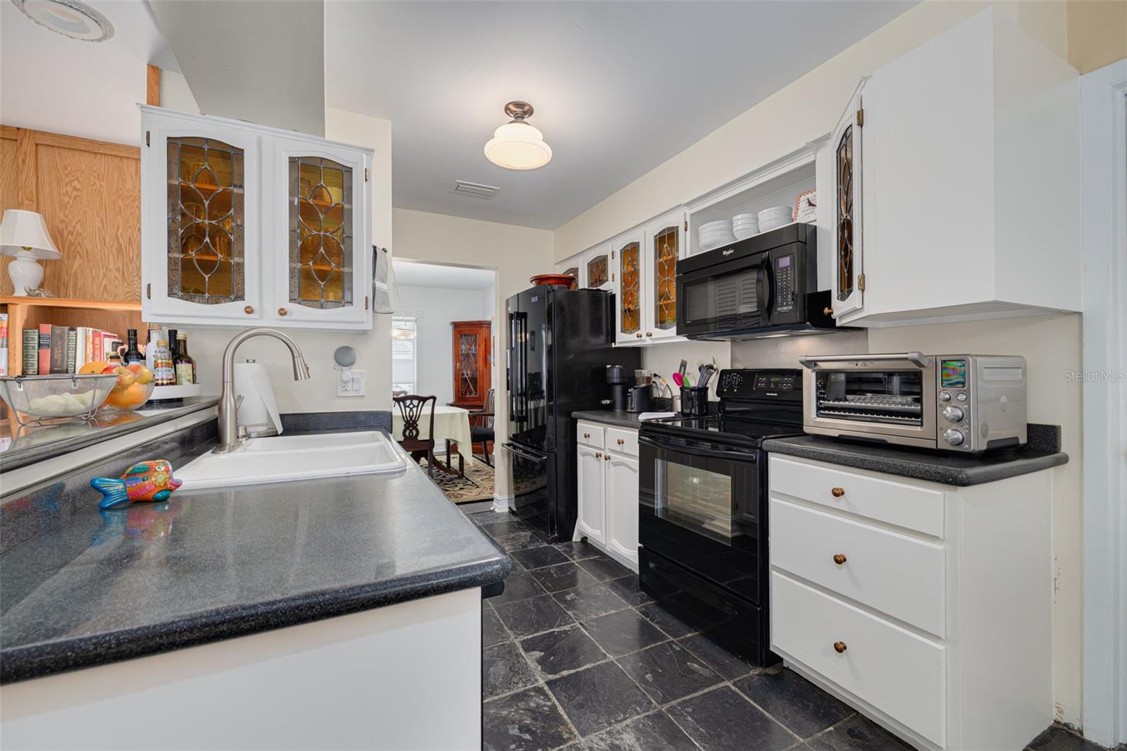 Listing photo id 11 for 8024 Hiawatha Street