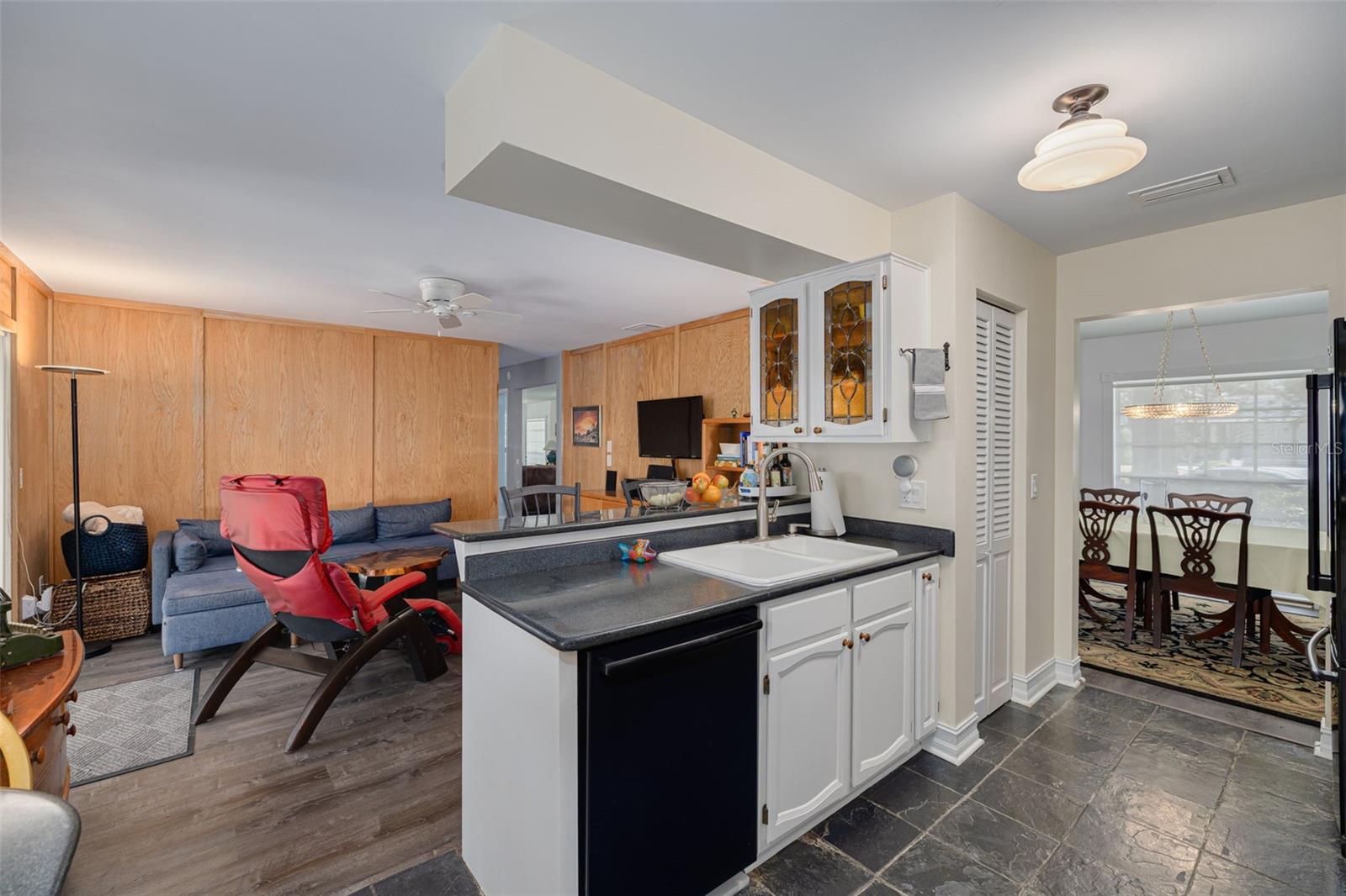 Listing photo id 12 for 8024 Hiawatha Street