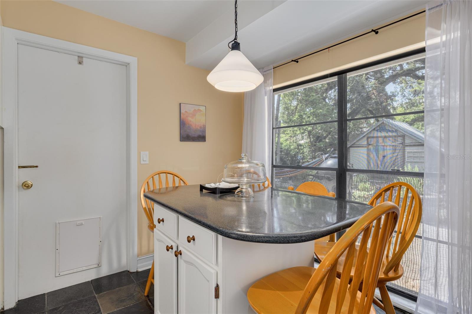 Listing photo id 13 for 8024 Hiawatha Street