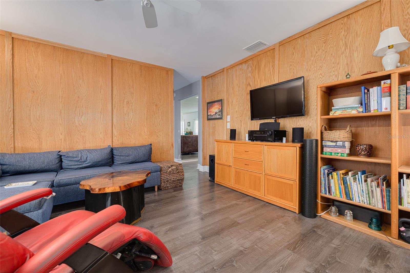 Listing photo id 15 for 8024 Hiawatha Street