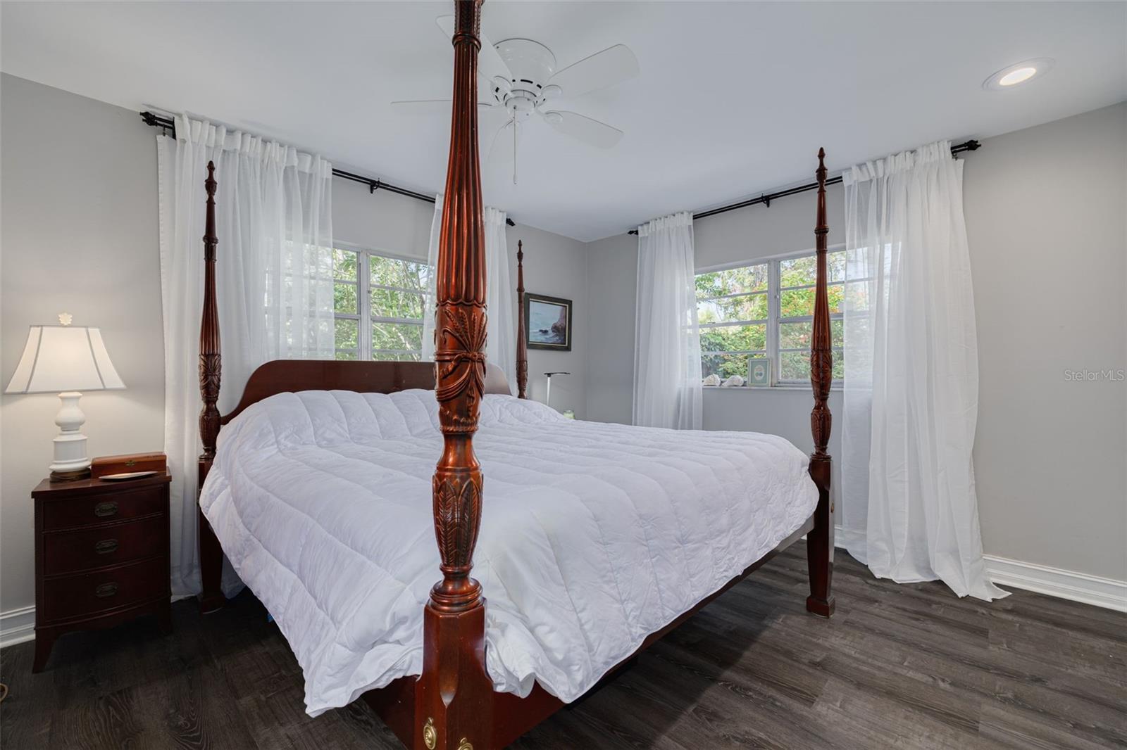 Listing photo id 16 for 8024 Hiawatha Street