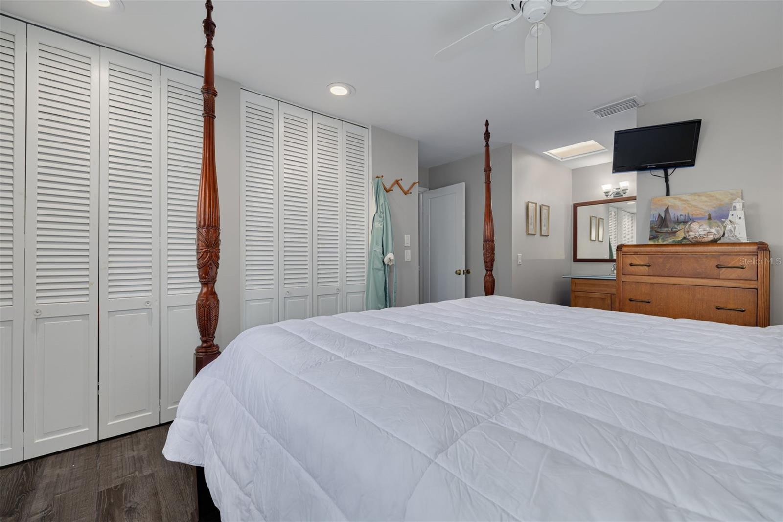 Listing photo id 18 for 8024 Hiawatha Street