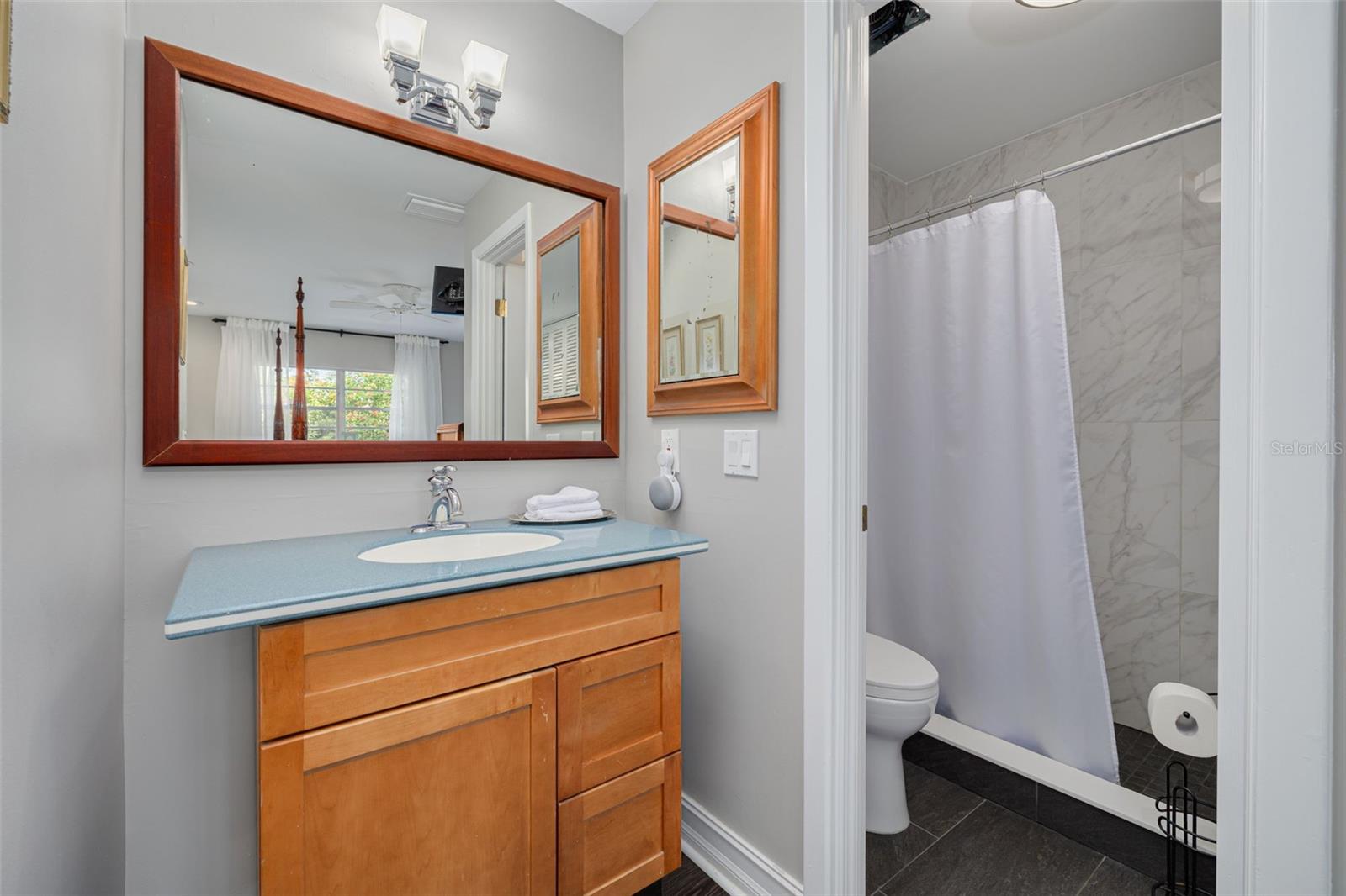 Listing photo id 19 for 8024 Hiawatha Street