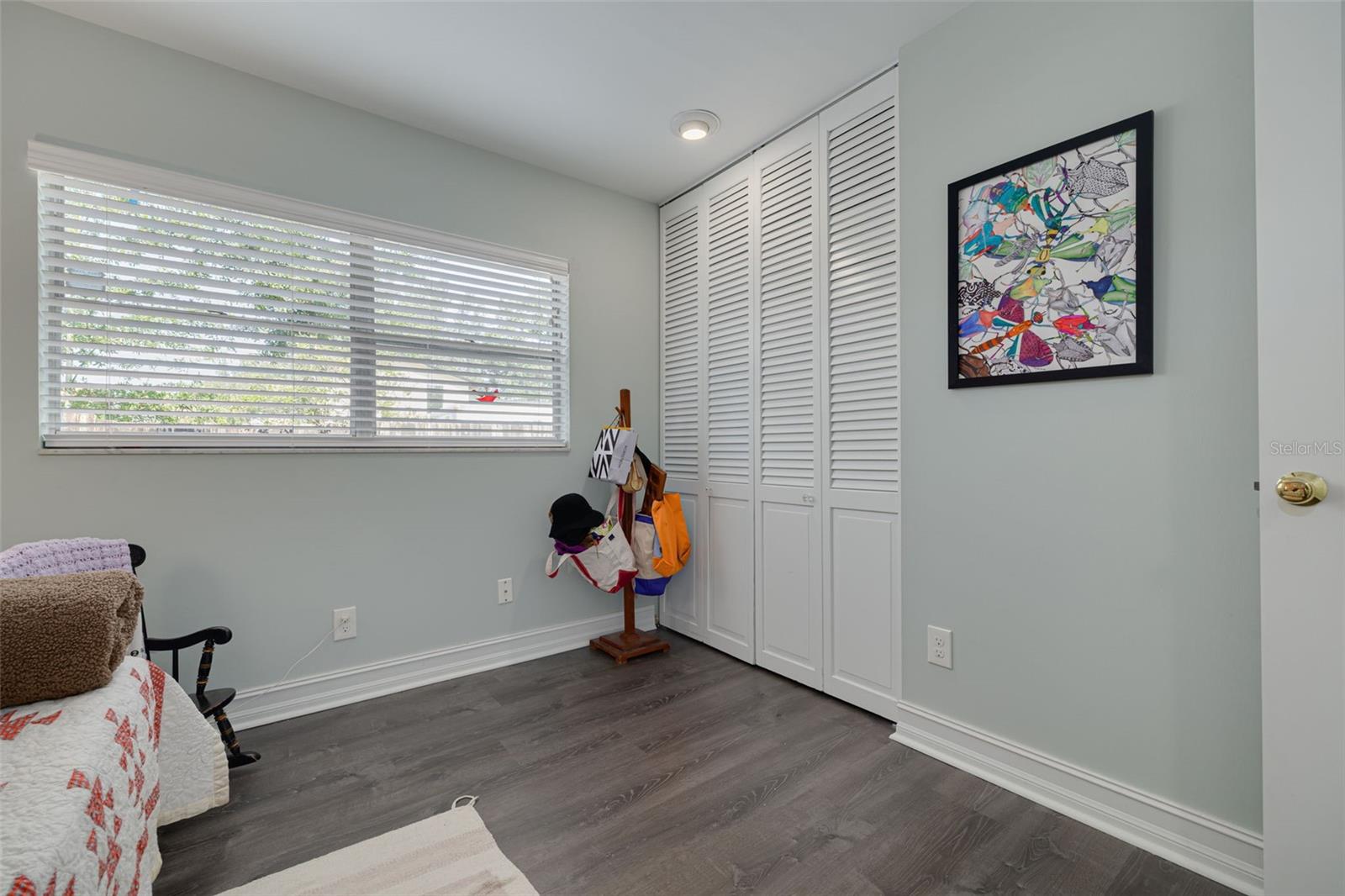 Listing photo id 24 for 8024 Hiawatha Street