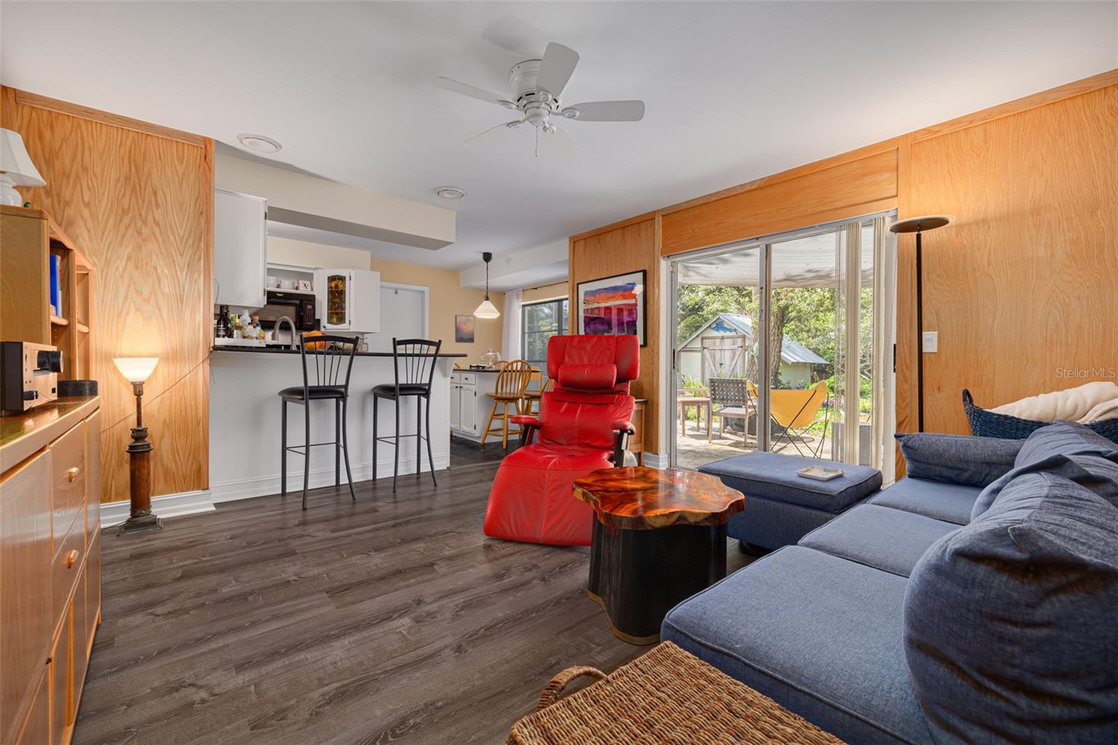 Listing photo id 3 for 8024 Hiawatha Street